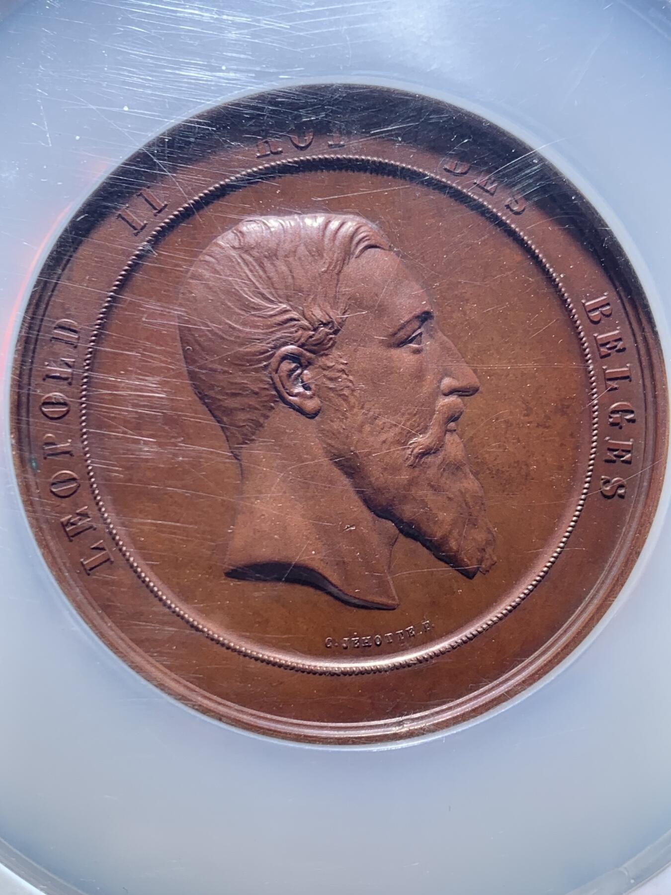 《竞宝斋》第463-465场 周日，周一，周二，3场连拍 （全场包邮）欢迎送拍 NGC MS66BN 比利时利奥波德二世的君主世系群像大铜章，老盒严评，大尺寸铜章，约108克，红棕色包浆状态极佳。正面为利奥波德二世侧像，背面为历代比利时君主肖像，打制细节极好。超大盒封装，盒子边缘有磕，细节见图。