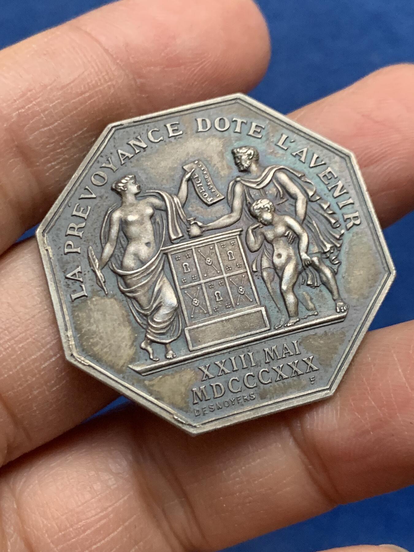 《竞宝斋》第463-465场 周日，周一，周二，3场连拍 （全场包邮）欢迎送拍 法国人寿保险公司银质八角代币 2枚装原装皮盒套装 出厂品相 皇家保险银质奖章 正面中央铭文