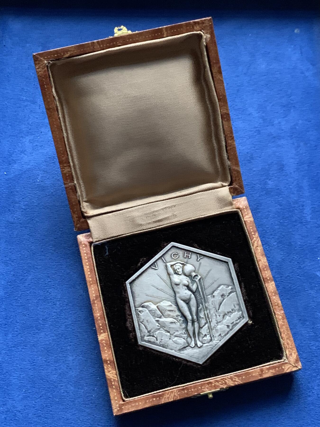 《竞宝斋》第463-465场 周日，周一，周二，3场连拍 （全场包邮）欢迎送拍 法国著名的山泉小镇维希市城市镀银铜章，雕刻画面是著名的古典油画《泉》。无边铭，直径61mm，重量98.2g，品相很美，带原盒