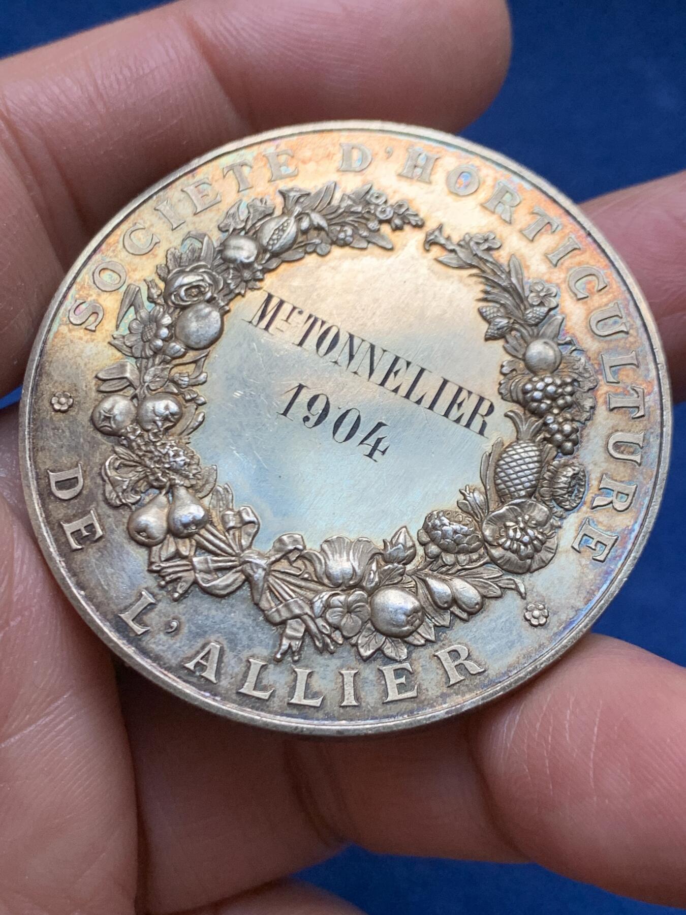 《竞宝斋》第463-465场 周日，周一，周二，3场连拍 （全场包邮）欢迎送拍 1904法国阿列省园艺协会镀金大银章 菱形野猪头银标 49.2克 46.5mm