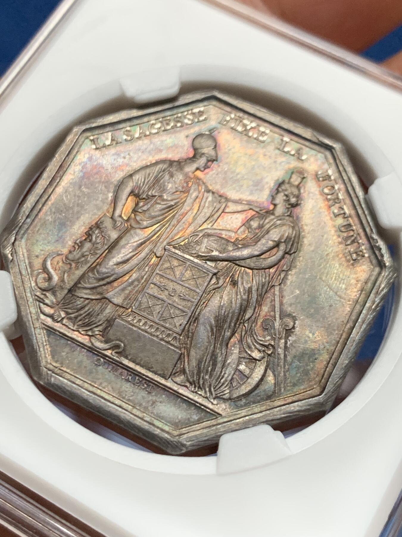 《竞宝斋》第463-465场 周日，周一，周二，3场连拍 （全场包邮）欢迎送拍 法国法兰西银行八角银质代币，五彩，铭文：智慧决定财富，23.9g，36.1mm，手指边铭