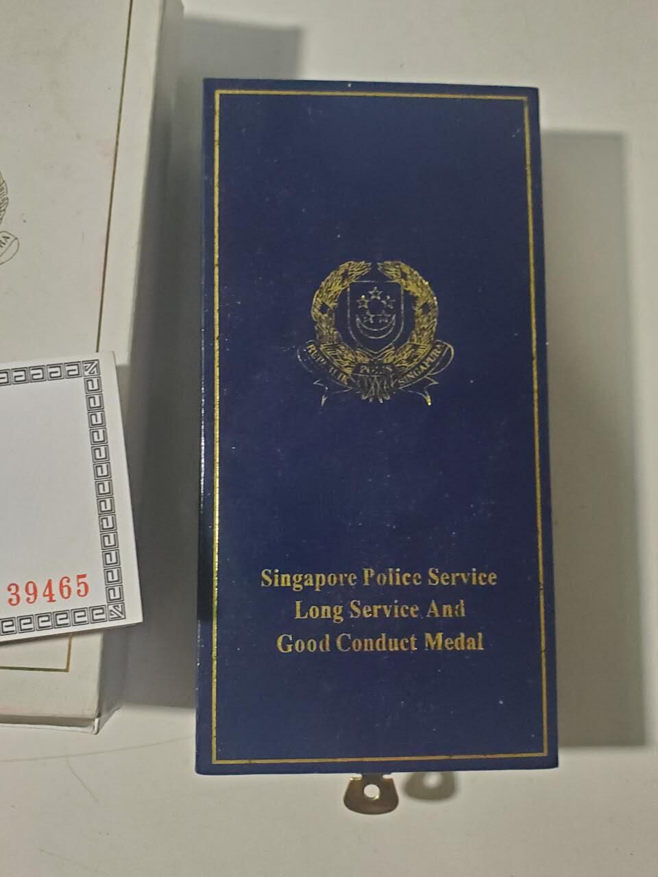 韵星假日军品类拍卖第三十九期暨默多克中校夫妇专场 -- Rimey Holidays Militaria Auction 39 & The Modoks Collection  新加坡共和国警察银制长期服务和良好服务奖章带原盒和原套 银镀金 非常稀少的高级类奖章 品相非常好 表面闪闪发光 elm厂制作 带厂标 39465序列号带原厂证书925银 26克不含绶带 银价接近700 完整一套很难找 