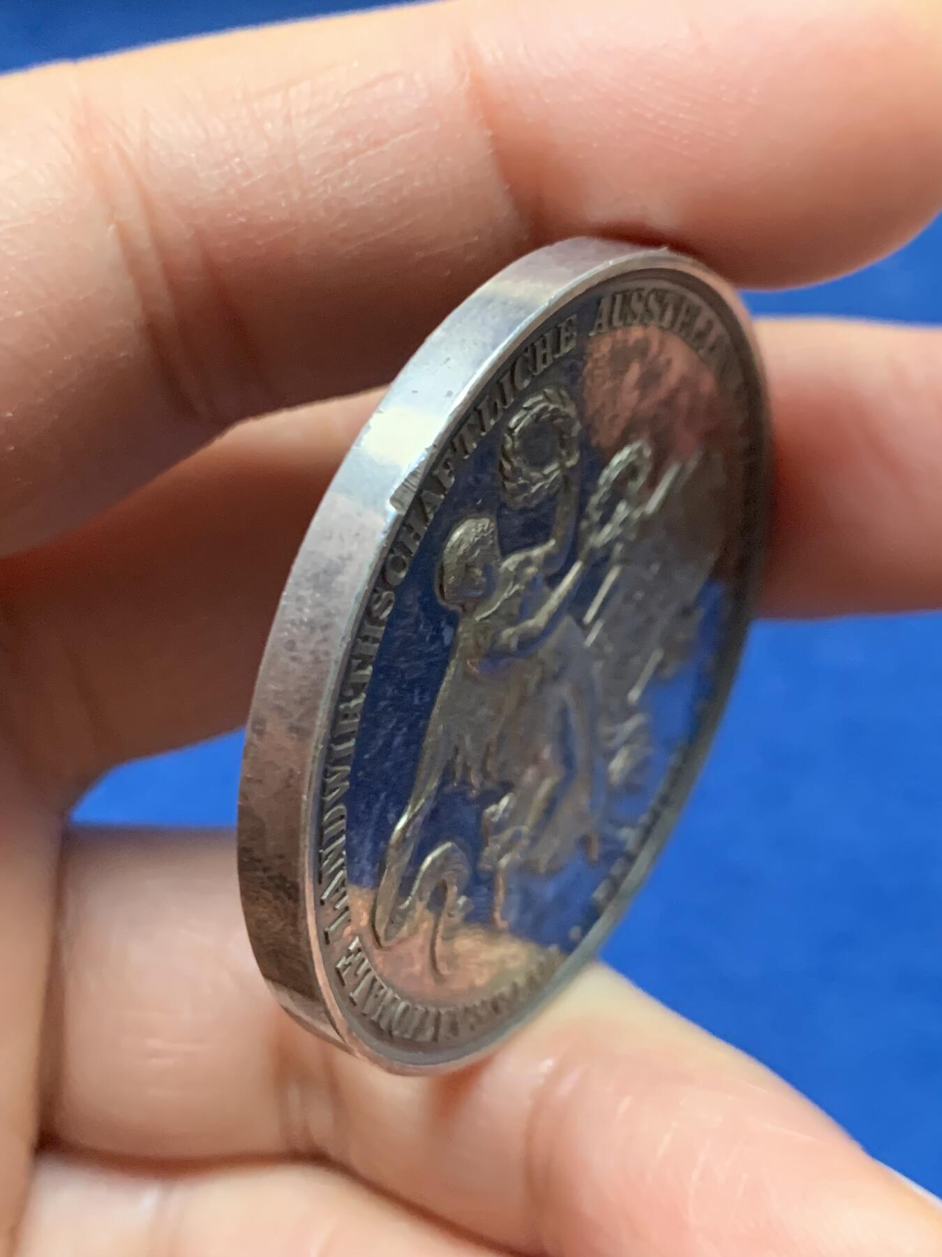 《竞宝斋》第463-465场 周日，周一，周二，3场连拍 （全场包邮）欢迎送拍 德国不来梅市大银章，1874年德国国际土木工程银章，直径43.3MM，49.45克，品相UNC，带彩，细节见图。