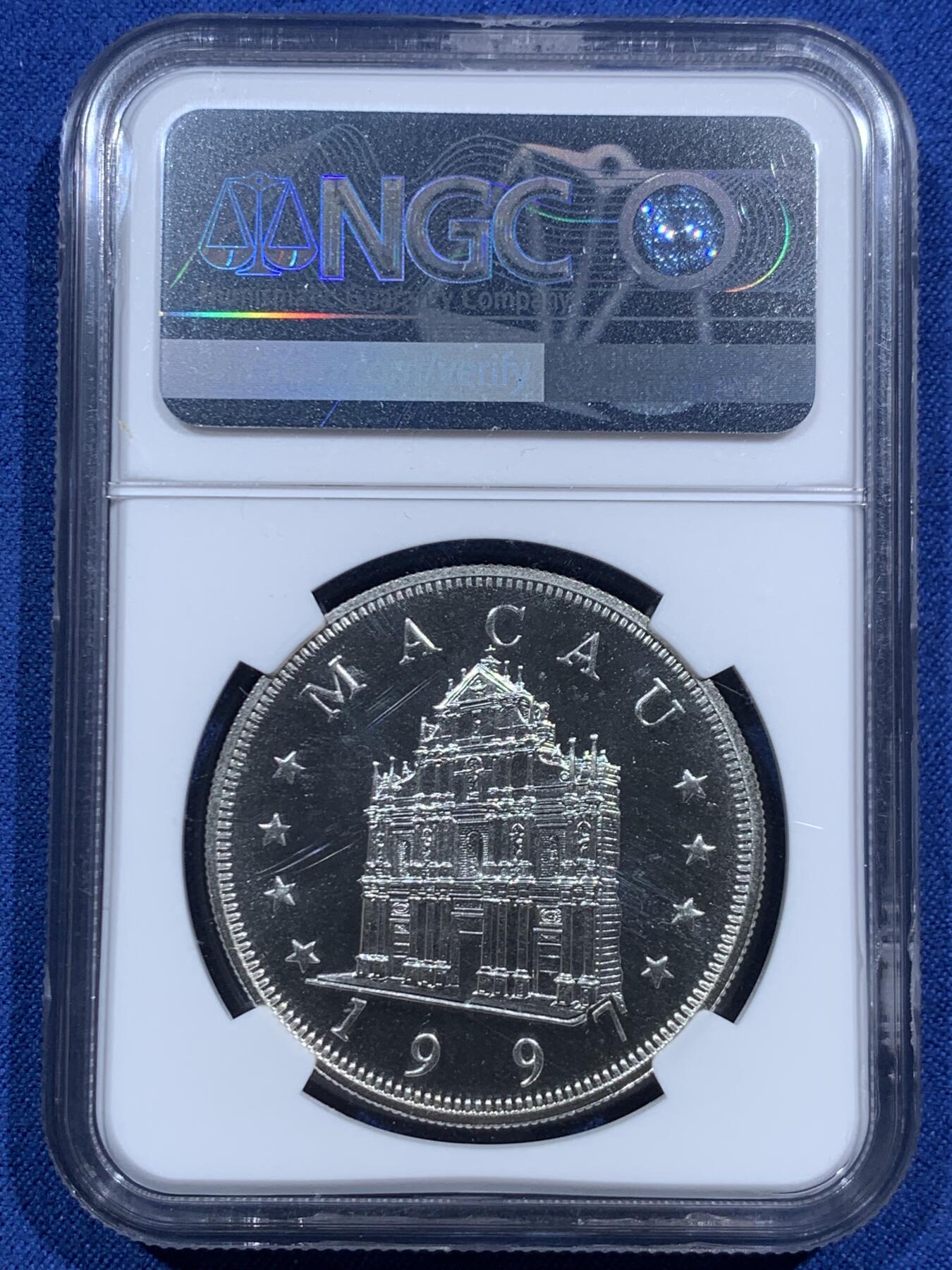 《竞宝斋》第463-465场 周日，周一，周二，3场连拍 （全场包邮）欢迎送拍 NGC MS69 中国澳门1997年生肖牛100元银币，普制发行1000枚，比精制少。原汁原味，币面清爽干净又漂亮，打制精美，类PL底板，状态一流。