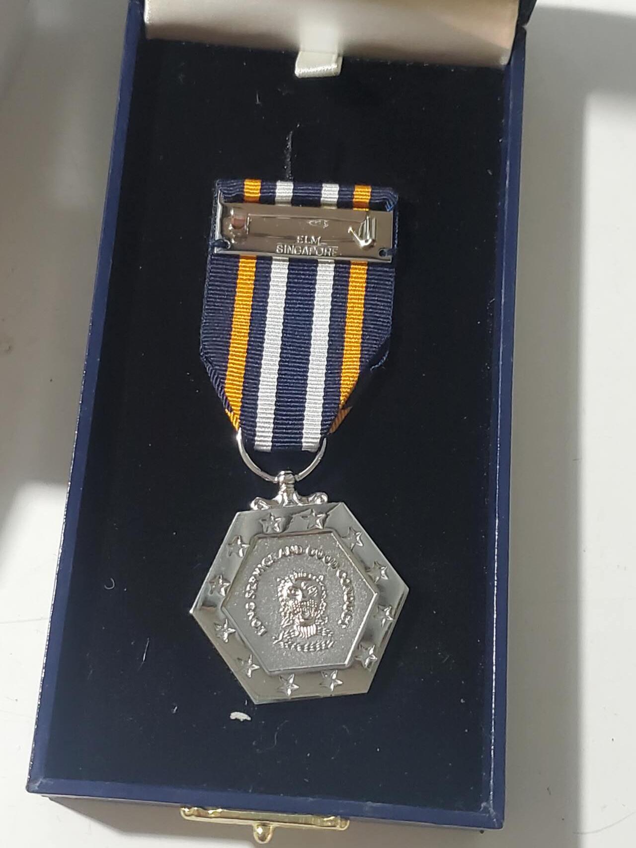 韵星假日军品类拍卖第三十九期暨默多克中校夫妇专场 -- Rimey Holidays Militaria Auction 39 & The Modoks Collection  新加坡共和国警察银制长期服务和良好服务奖章带原盒和原套 银镀金 非常稀少的高级类奖章 品相非常好 表面闪闪发光 elm厂制作 带厂标 39465序列号带原厂证书925银 26克不含绶带 银价接近700 完整一套很难找 