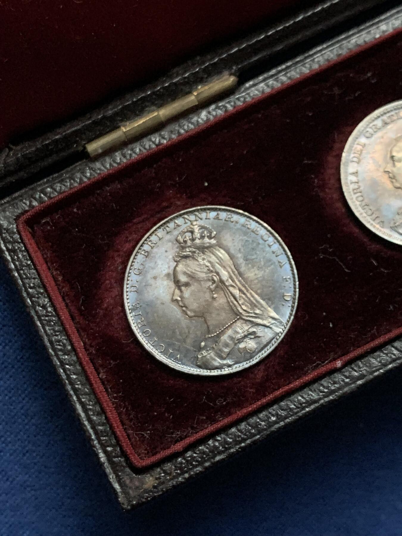 《竞宝斋》第463-465场 周日，周一，周二，3场连拍 （全场包邮）欢迎送拍 英国1891年维多利亚女皇高冠濯足节套币，状态很美，包浆漂亮，带原始盒