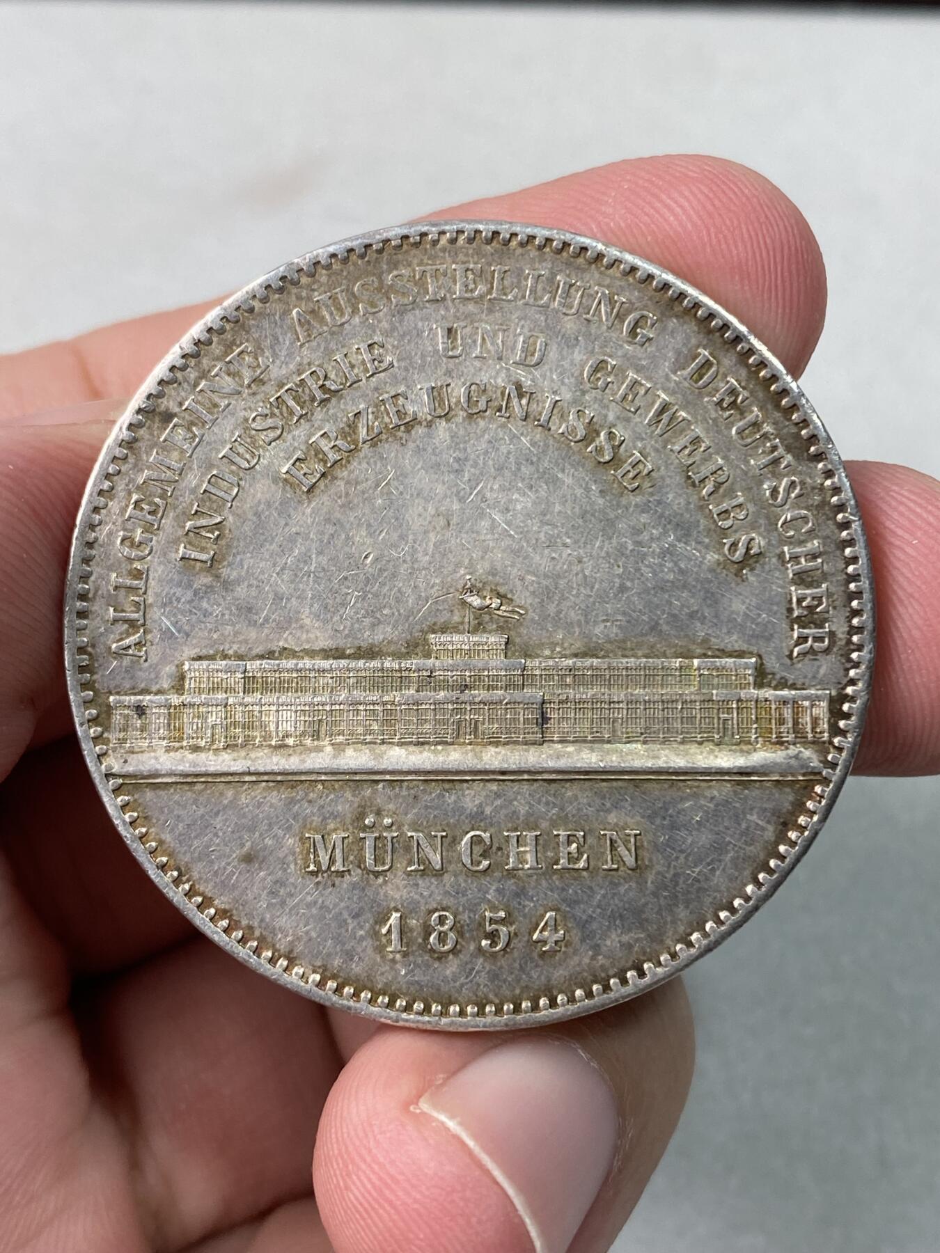 万国钱币拍卖第060期（万国六十期纪念大拍） 1854年巴伐利亚马克西米利安二世水晶宫历史2泰勒 相较尺寸独树一帜的路一历史2T 规格回归流通2T的马二历史系列 水晶宫绝对是其中绕不开的品种 原味香槟玫瑰彩细节极佳