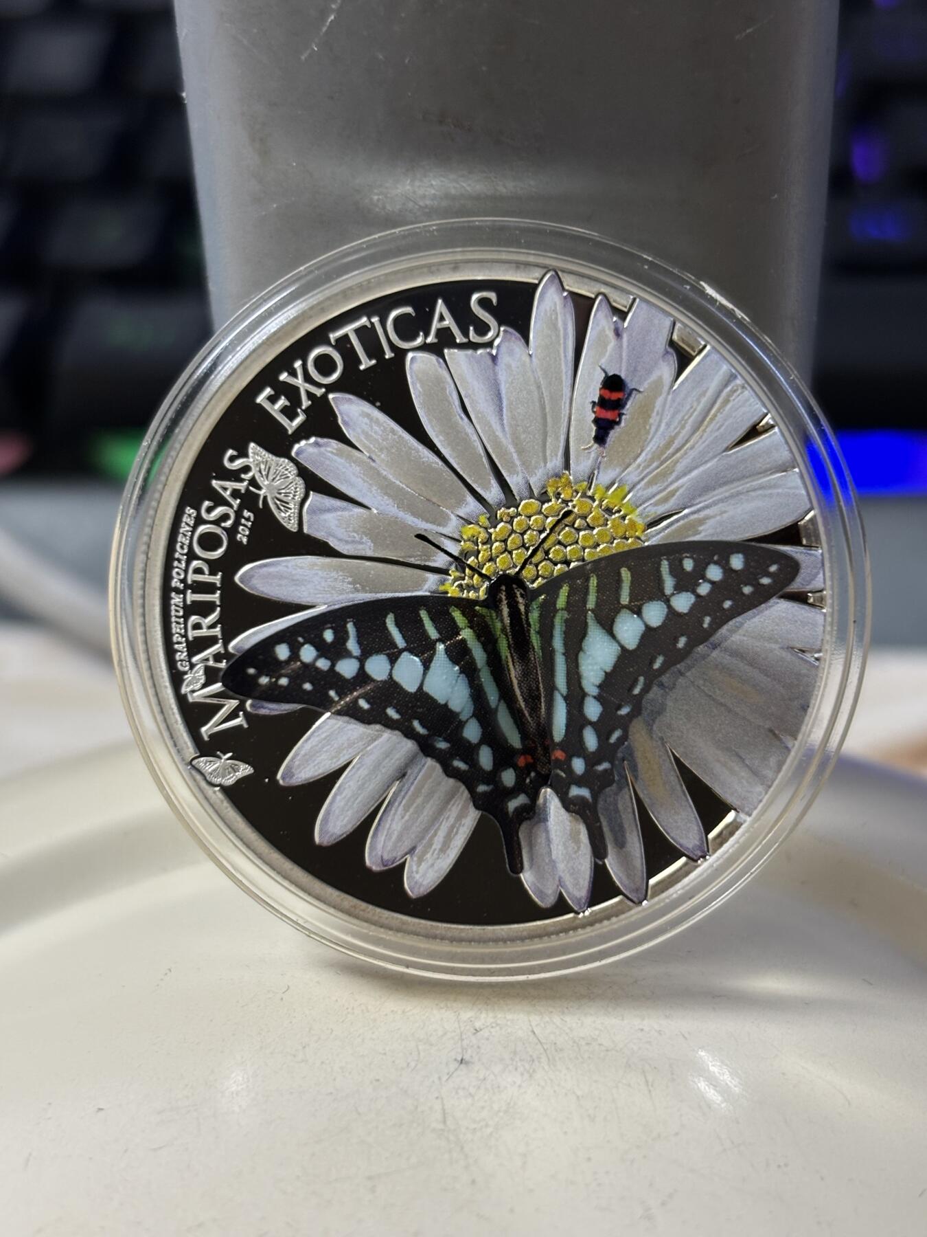 第190期拍卖 赤道几内亚2015年开盖就飞蝶恋花立体蝴蝶彩色银币，999银，25克，发行2500枚