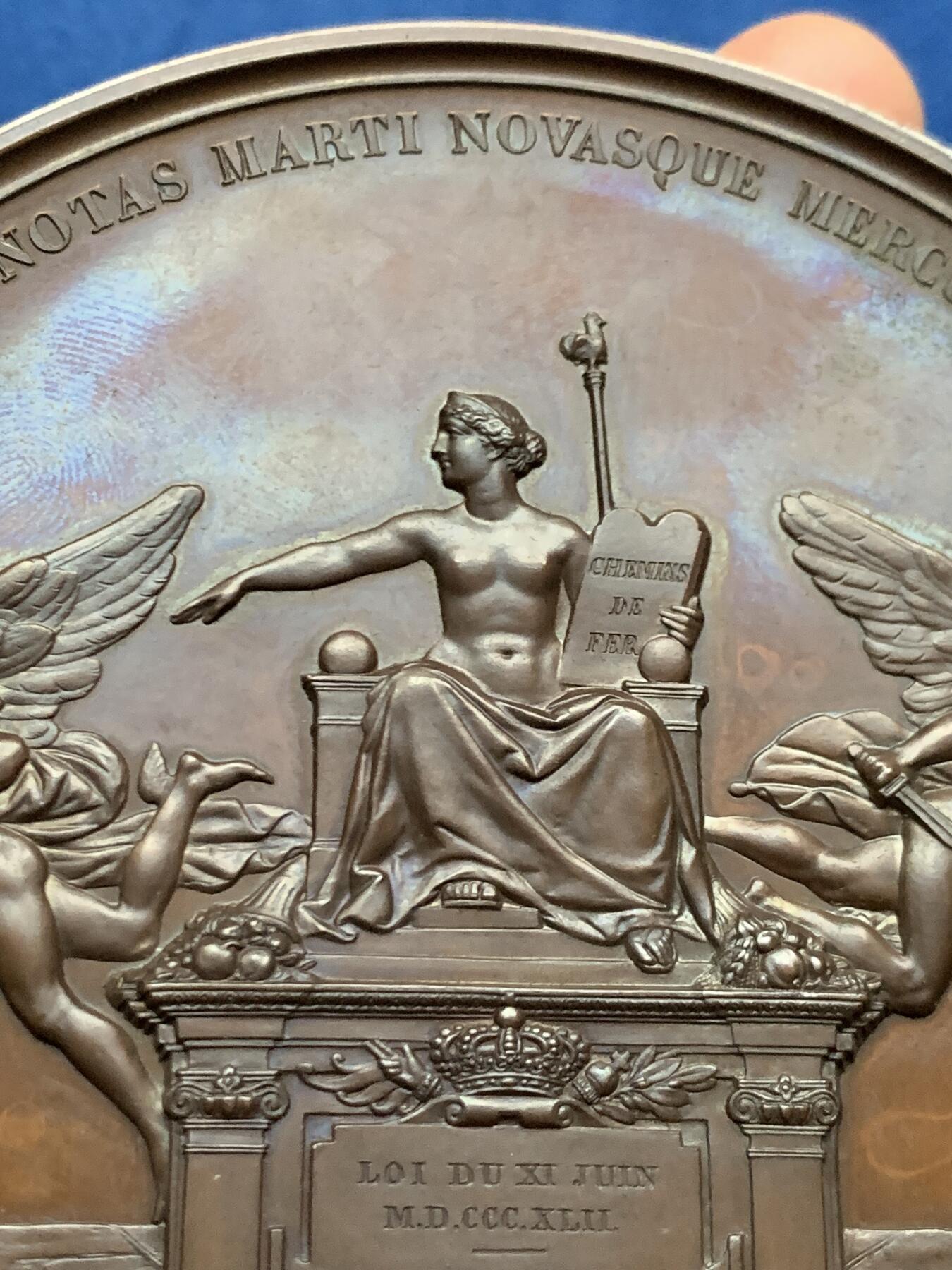 《竞宝斋》第463-465场 周日，周一，周二，3场连拍 （全场包邮）欢迎送拍 1842年法国波旁复辟时期路易-腓力一世铁路法确立纪念超大铜章 带原配木盒保存 过手最大的冲压章  实物非常震撼 品相保存极好 值得收藏 581.2克 111mm 船首铜标