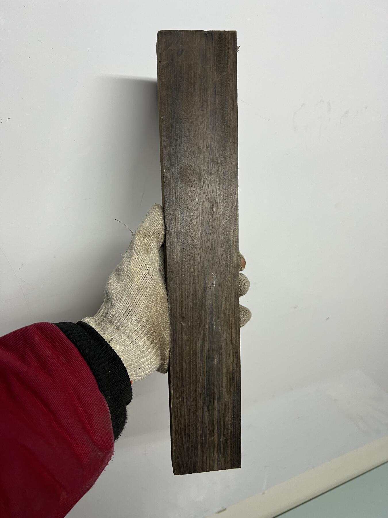 零元拍：NO.8爆满金丝乌木金丝楠 可做镇尺 切牌子，无需打磨就已经金光闪闪。满金丝药香，尺寸约：36.5/6.3/2.5厚CM。