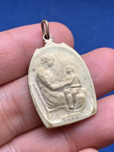 《竞宝斋》第463-465场 周日，周一，周二，3场连拍 （全场包邮）欢迎送拍 - 1917年比利时妇女与一战孤儿新艺术风格奖章吊坠 由P.Theunis 设计 朦胧的风格 7.2克 21*32mm