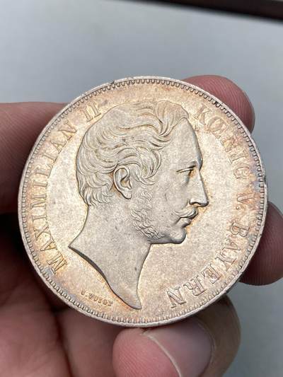 万国钱币拍卖第060期（万国六十期纪念大拍） - 1854年巴伐利亚马克西米利安二世水晶宫历史2泰勒 相较尺寸独树一帜的路一历史2T 规格回归流通2T的马二历史系列 水晶宫绝对是其中绕不开的品种 原味香槟玫瑰彩细节极佳