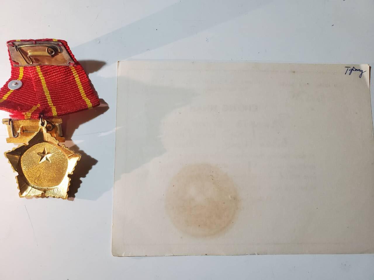 韵星假日军品类拍卖第三十九期暨默多克中校夫妇专场 -- Rimey Holidays Militaria Auction 39 & The Modoks Collection  越南社会主义共和国一级抗战勋章带证略 实发一套 抗美事迹 品相非常好