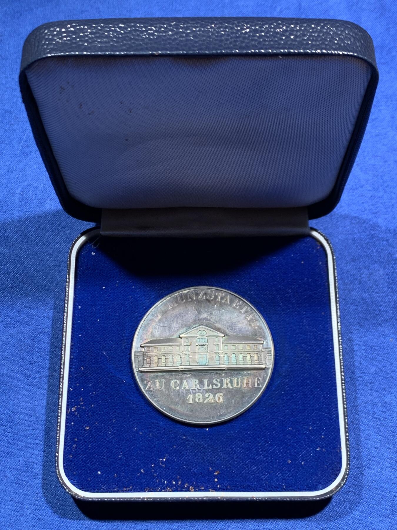 《竞宝斋》第463-465场 周日，周一，周二，3场连拍 （全场包邮）欢迎送拍 德国纪念卡尔斯鲁厄造币厂建成纪念银章 24.75克 40.2mm 好品 带盒