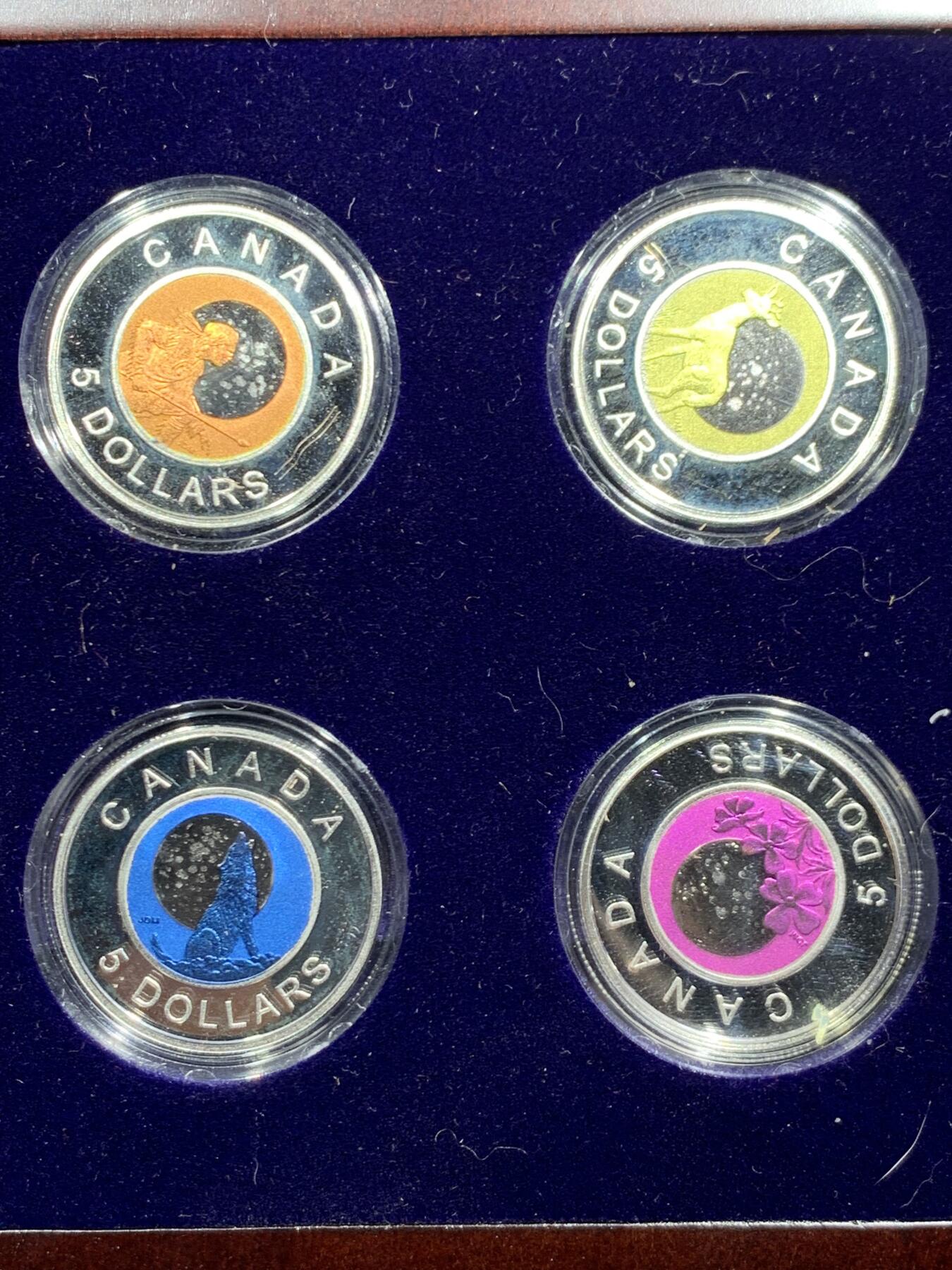 《竞宝斋》第463-465场 周日，周一，周二，3场连拍 （全场包邮）欢迎送拍 加拿大2021年5元X4精制彩色银币套 天空中的日历-雄鹿月（七月）粉色月（四月）猎人月（十月）狼月（一月） 8.5克X4枚 925银 发行量：7千5百 盒证全