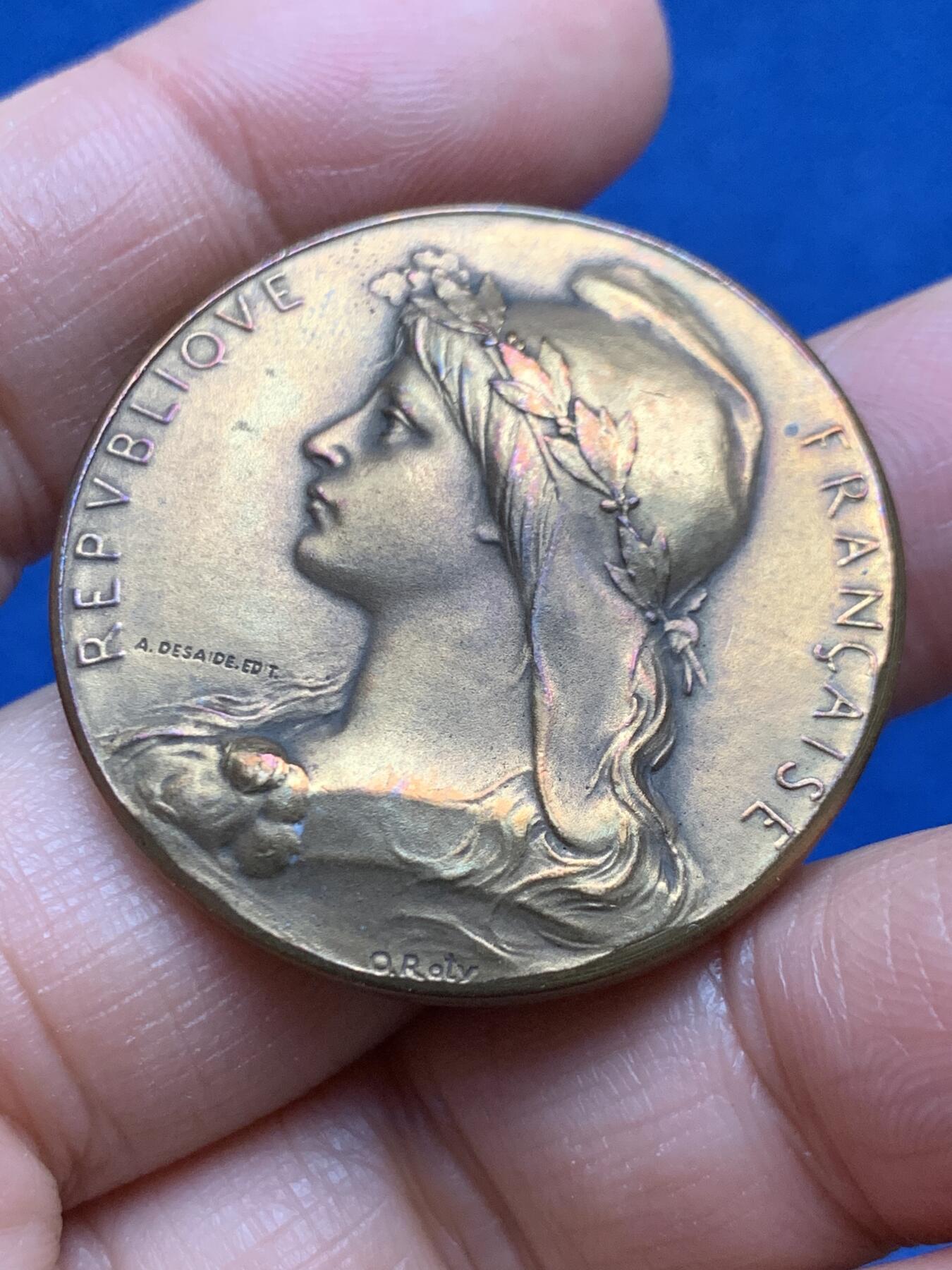 《竞宝斋》第463-465场 周日，周一，周二，3场连拍 （全场包邮）欢迎送拍 1921年法国自由女神奖章，名家罗蒂签名奖章。直径：36.2mm，重量：21.9g，三角铜标。