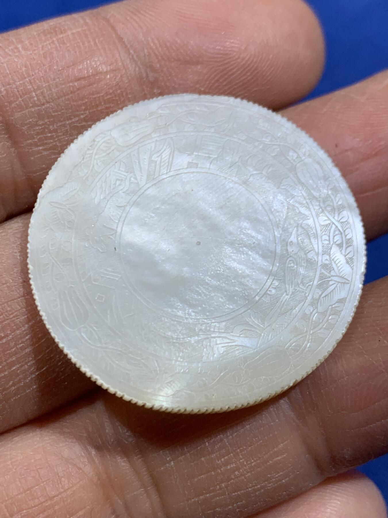 《竞宝斋》第463-465场 周日，周一，周二，3场连拍 （全场包邮）欢迎送拍 四枚一组 英国回流 清螺钿贝母筹码，菱型圆形，珠光水润，包括大型圆形厚片人物（有裂）一枚