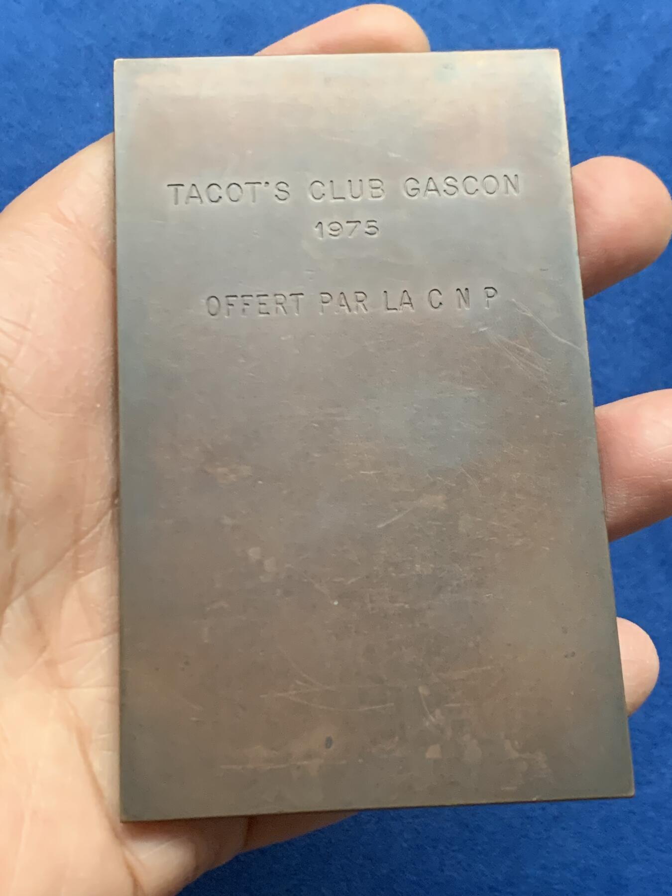 《竞宝斋》第463-465场 周日，周一，周二，3场连拍 （全场包邮）欢迎送拍 大版法国唯美少女铜章 新艺术时期浪漫主义清凉章 巴黎铸币厂铸造为1975年法国古董汽车俱乐部Tacot'sClubGascon纪念发行。呈现了一幅优雅而浪漫的艺术场景，描绘一位女性与天鹅的互动，女性形象充满古典美感，背景细节刻画精致，天鹅象征纯洁与优雅，整体充满艺术气息。 243g，100x61mm