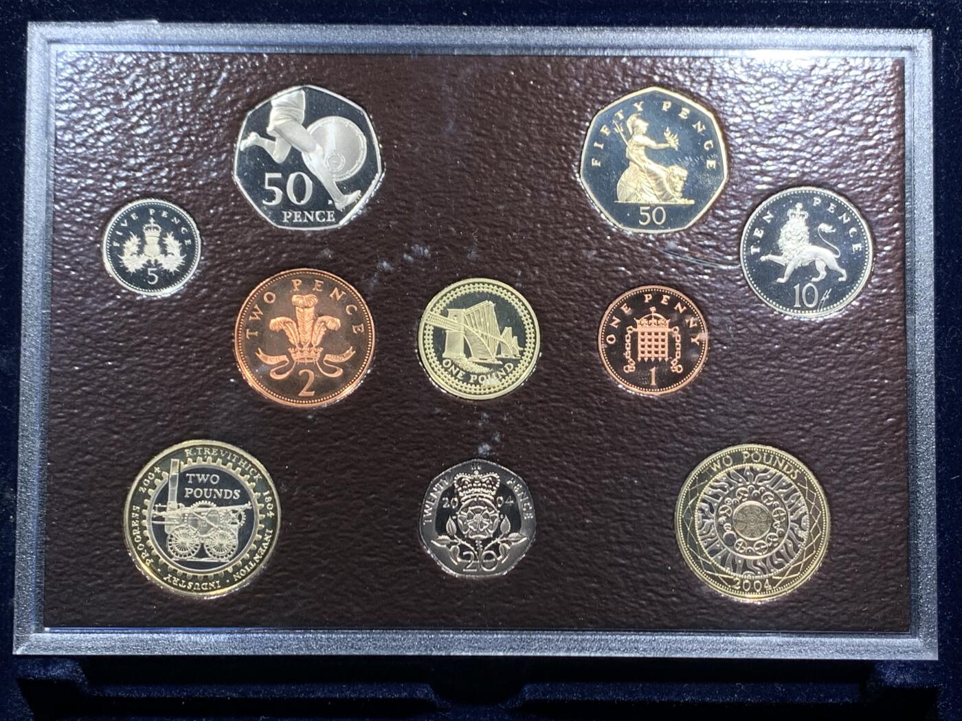 《竞宝斋》第463-465场 周日，周一，周二，3场连拍 （全场包邮）欢迎送拍 英国2004精制套币 盒证全 品相好 盒子中还留有立起来展示的空间