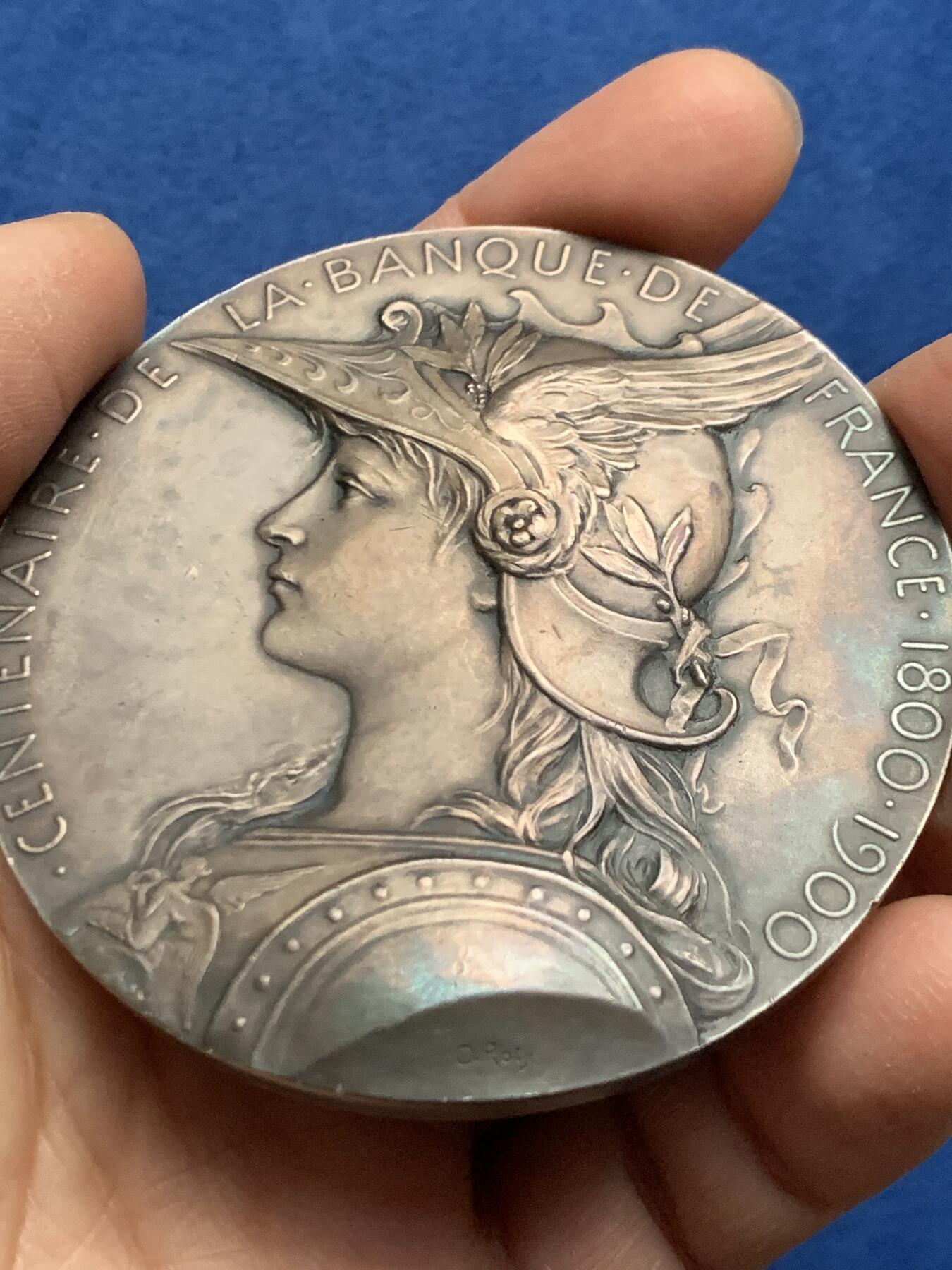 《竞宝斋》第463-465场 周日，周一，周二，3场连拍 （全场包邮）欢迎送拍 新艺术章牌大师罗蒂O.Roty作品，法兰西百年纪念银章，最美戎装玛丽安娜形象，材质950银，边铭丰饶角1argent，直径68mm，重约127.5g，品相如图，带原盒。