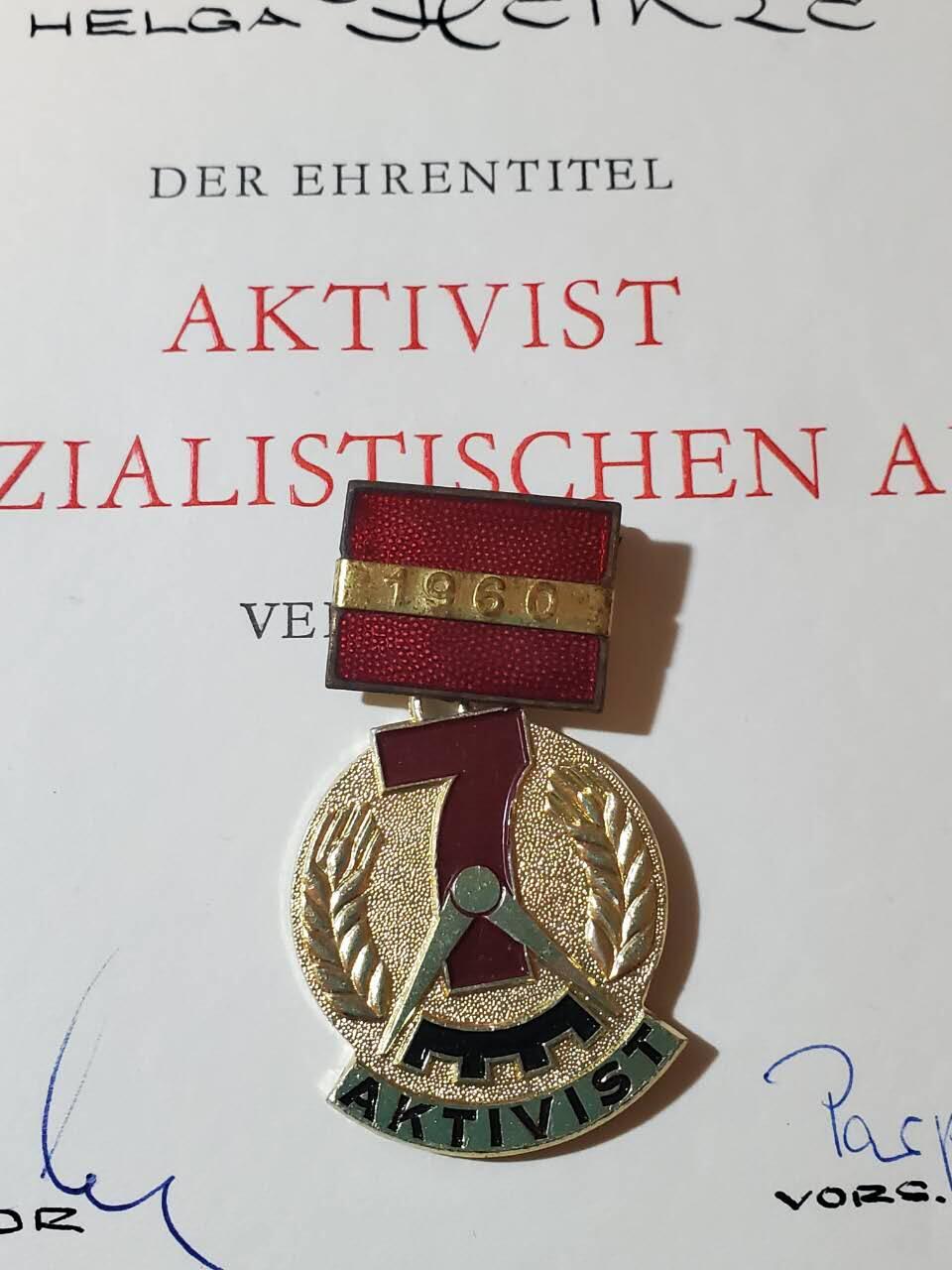 韵星假日军品类拍卖第三十九期暨默多克中校夫妇专场 -- Rimey Holidays Militaria Auction 39 & The Modoks Collection  民主德国社会主义建设功勋活动家带证书一套 证书少见半手写版