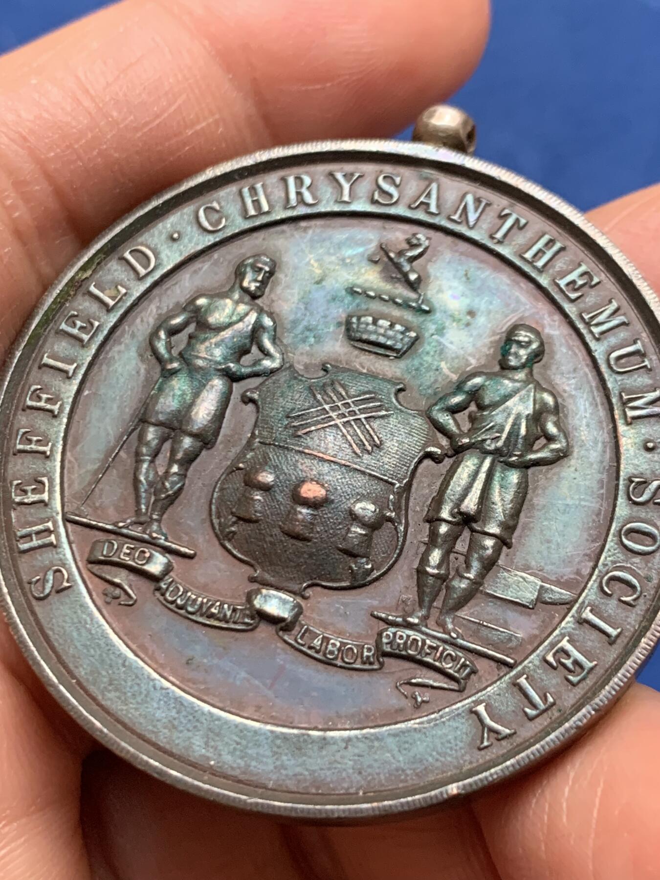 《竞宝斋》第463-465场 周日，周一，周二，3场连拍 （全场包邮）欢迎送拍 英国1924年谢菲尔德花卉菊类种植协会比赛铜章，花卉类高浮雕铜章，优雅美好。45.7克，45mm