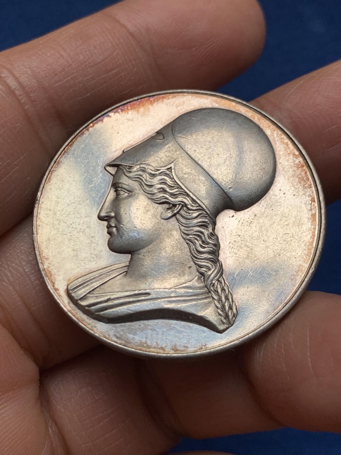 《竞宝斋》第463-465场 周日，周一，周二，3场连拍 （全场包邮）欢迎送拍 法国1889年里昂信贷公司纪念银章，正面雅典娜女神头像，高浮雕神态好，少见AR边铭，950银，36mm，20.5克