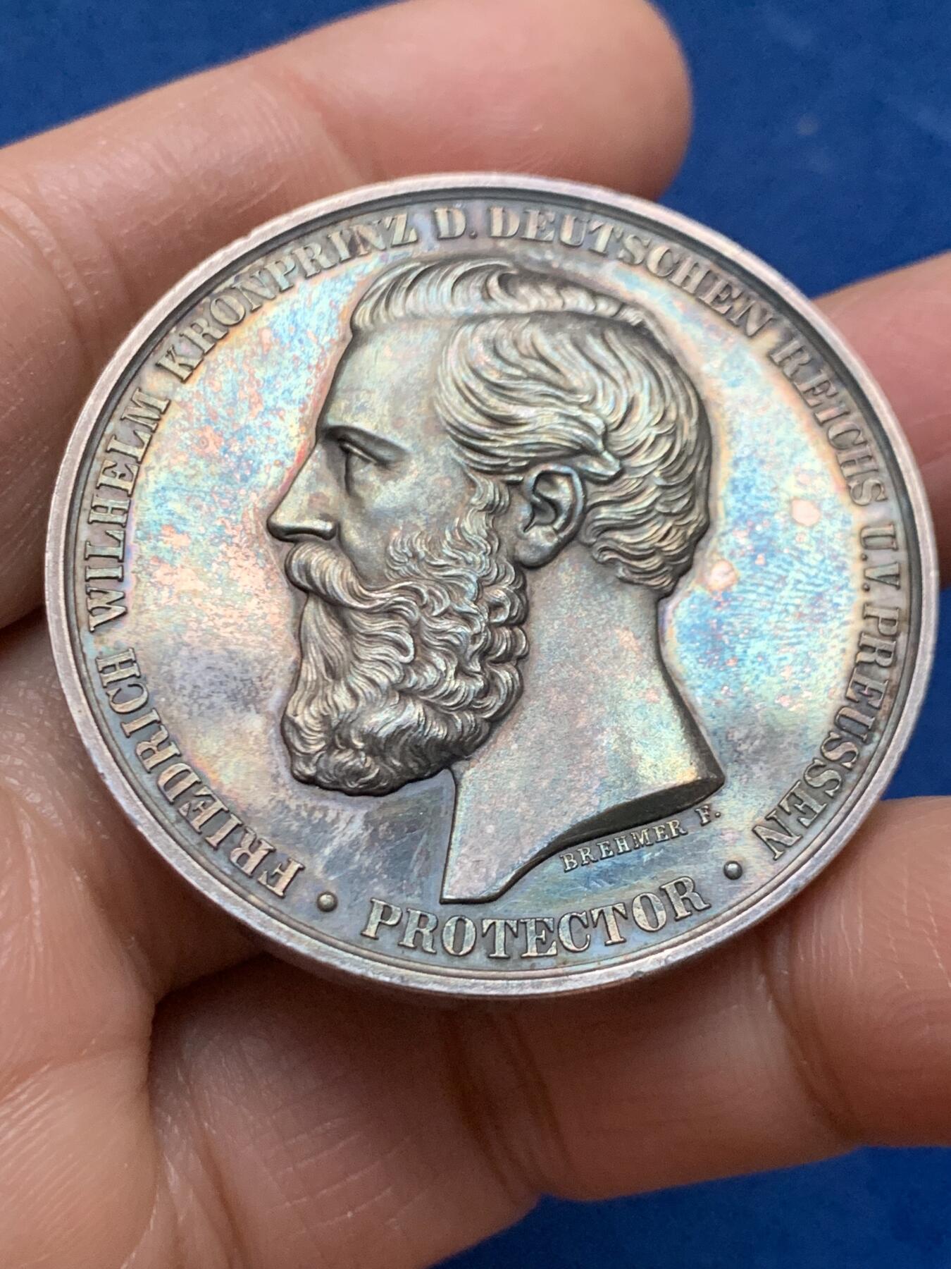 《竞宝斋》第463-465场 周日，周一，周二，3场连拍 （全场包邮）欢迎送拍 德国不来梅市大银章，1874年德国国际土木工程银章，直径43.3MM，49.45克，品相UNC，带彩，细节见图。