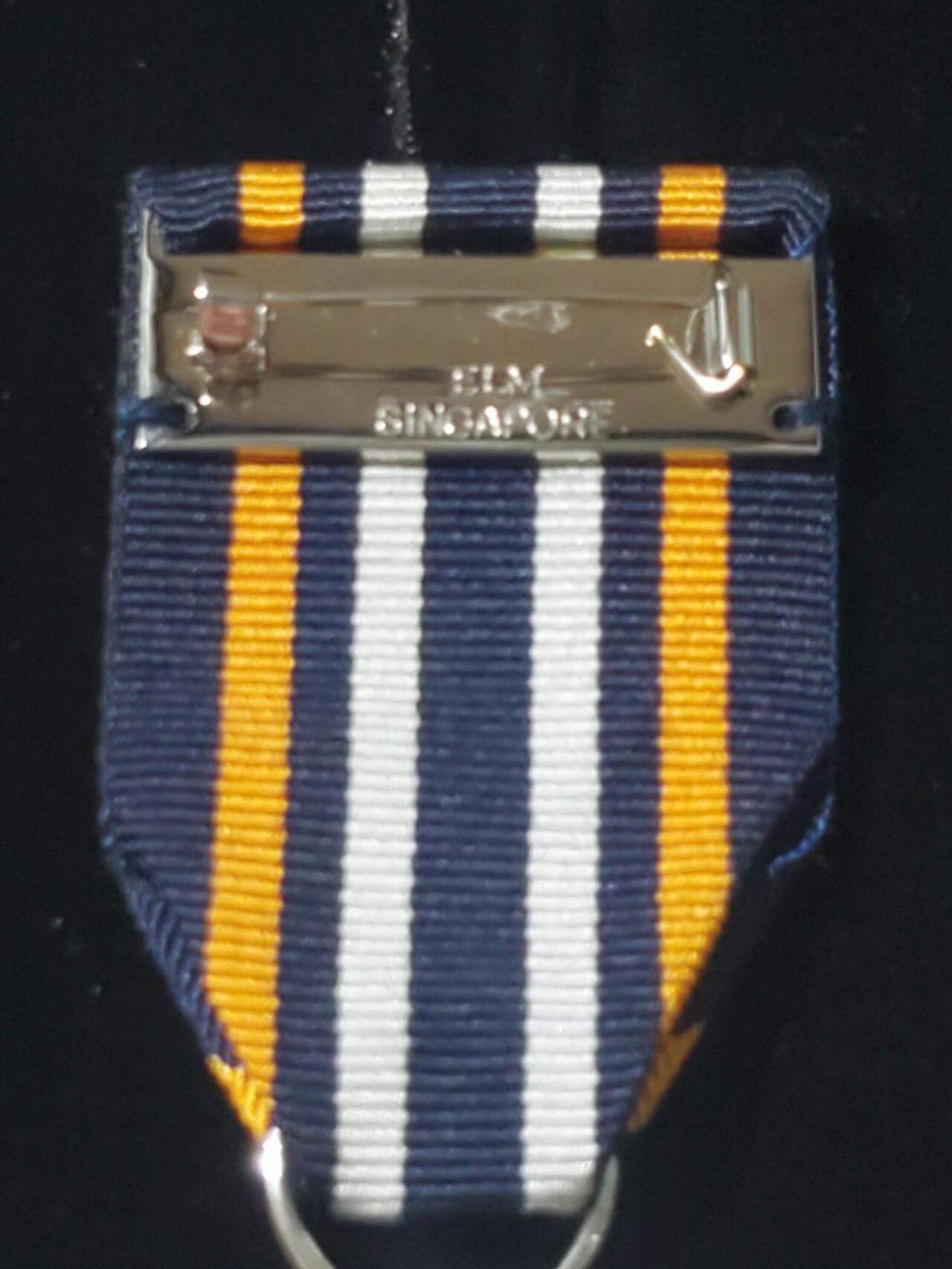 韵星假日军品类拍卖第三十九期暨默多克中校夫妇专场 -- Rimey Holidays Militaria Auction 39 & The Modoks Collection  新加坡共和国警察银制长期服务和良好服务奖章带原盒和原套 银镀金 非常稀少的高级类奖章 品相非常好 表面闪闪发光 elm厂制作 带厂标 39465序列号带原厂证书925银 26克不含绶带 银价接近700 完整一套很难找 