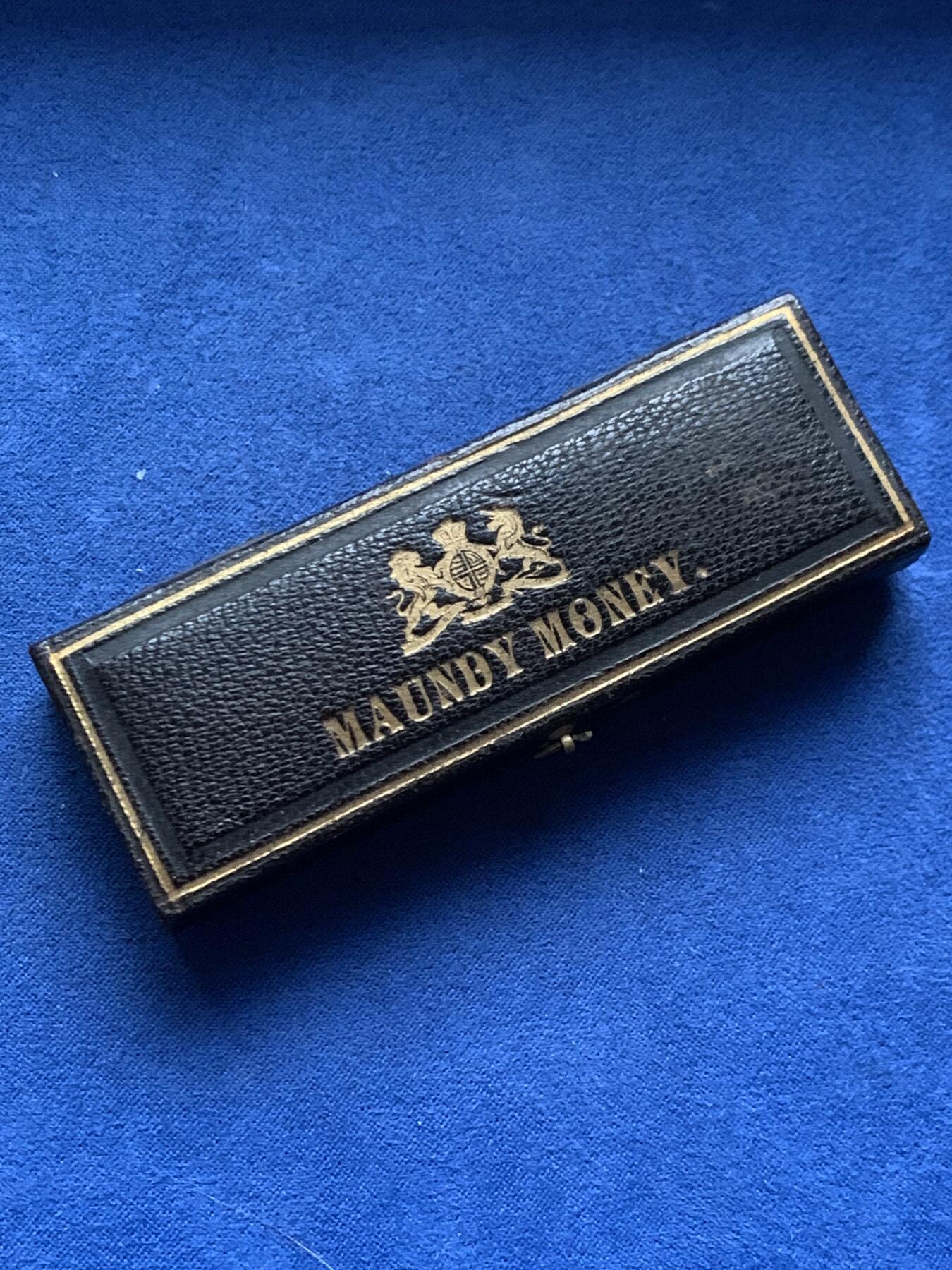 《竞宝斋》第463-465场 周日，周一，周二，3场连拍 （全场包邮）欢迎送拍 英国1891年维多利亚女皇高冠濯足节套币，状态很美，包浆漂亮，带原始盒