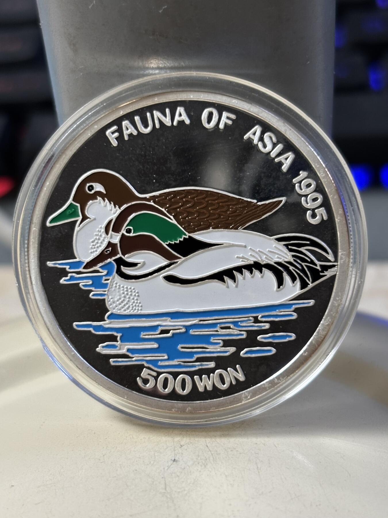 第190期拍卖 朝鲜1995年鸳鸯1盎司精制纪念彩色银币，999银,有氧化，