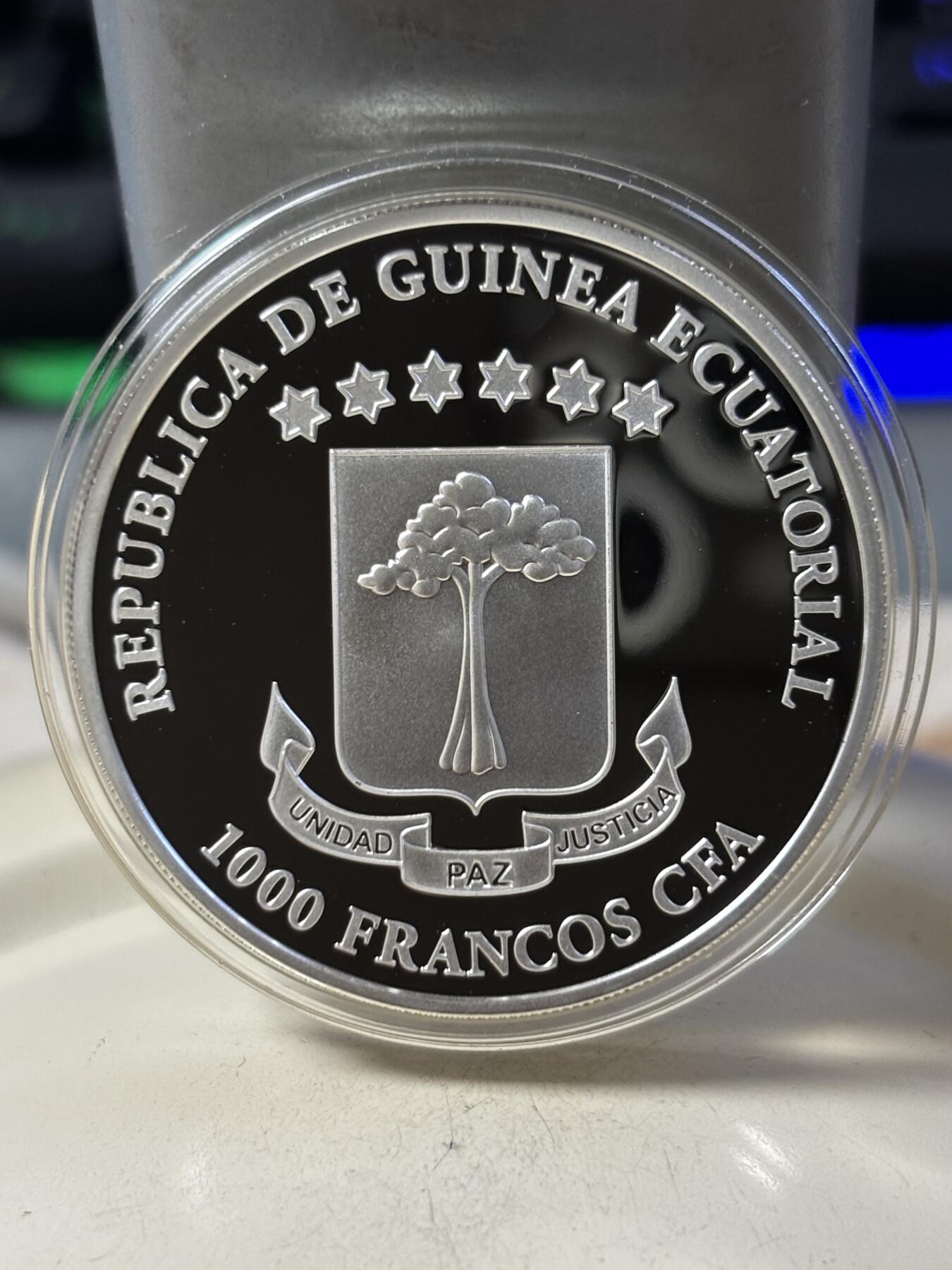 第190期拍卖 赤道几内亚2015年开盖就飞蝶恋花立体蝴蝶彩色银币，999银，25克，发行2500枚