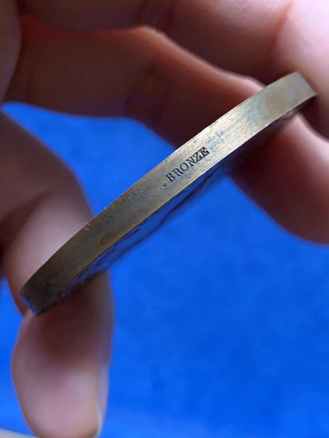 《竞宝斋》第463-465场 周日，周一，周二，3场连拍 （全场包邮）欢迎送拍 法国艺术大章一战1915年女神坐像高卢雄鸡高浮雕大铜章，品相佳。直径：49.3mm，重量：65.9g。