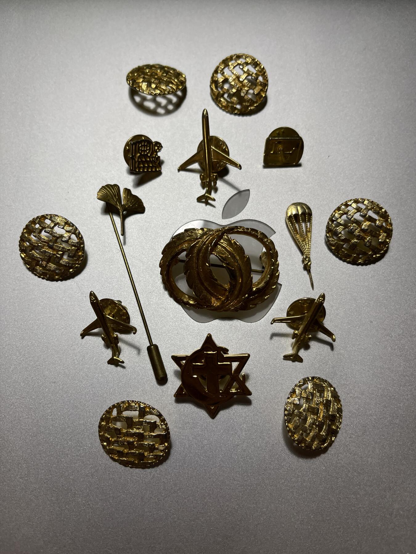 法国金色伞降飞机扣子亚伯拉罕三教犹太天主基督穆斯林和谐徽章胸针一套出（可交换朝鲜苏联章）