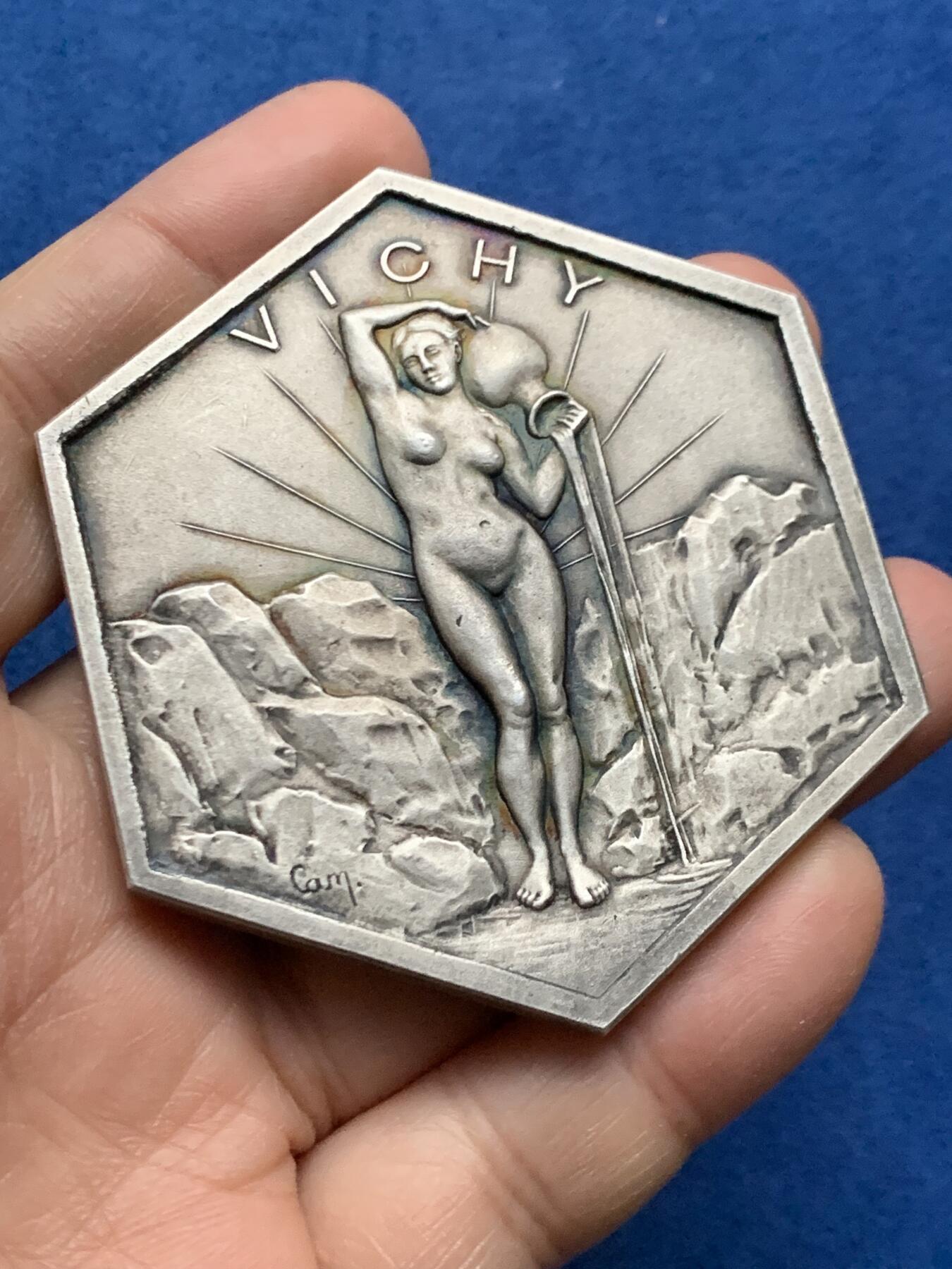 《竞宝斋》第463-465场 周日，周一，周二，3场连拍 （全场包邮）欢迎送拍 法国著名的山泉小镇维希市城市镀银铜章，雕刻画面是著名的古典油画《泉》。无边铭，直径61mm，重量98.2g，品相很美，带原盒