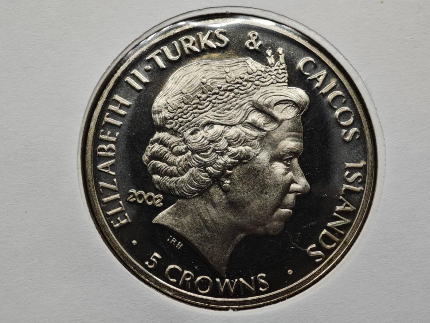 【淘币小摊】限时拍第八百六十二拍  克朗币邮币封场  满百包邮可预留两周  周一统一发货  特克斯凯科斯2002年女王母亲5克朗纪念币邮币封