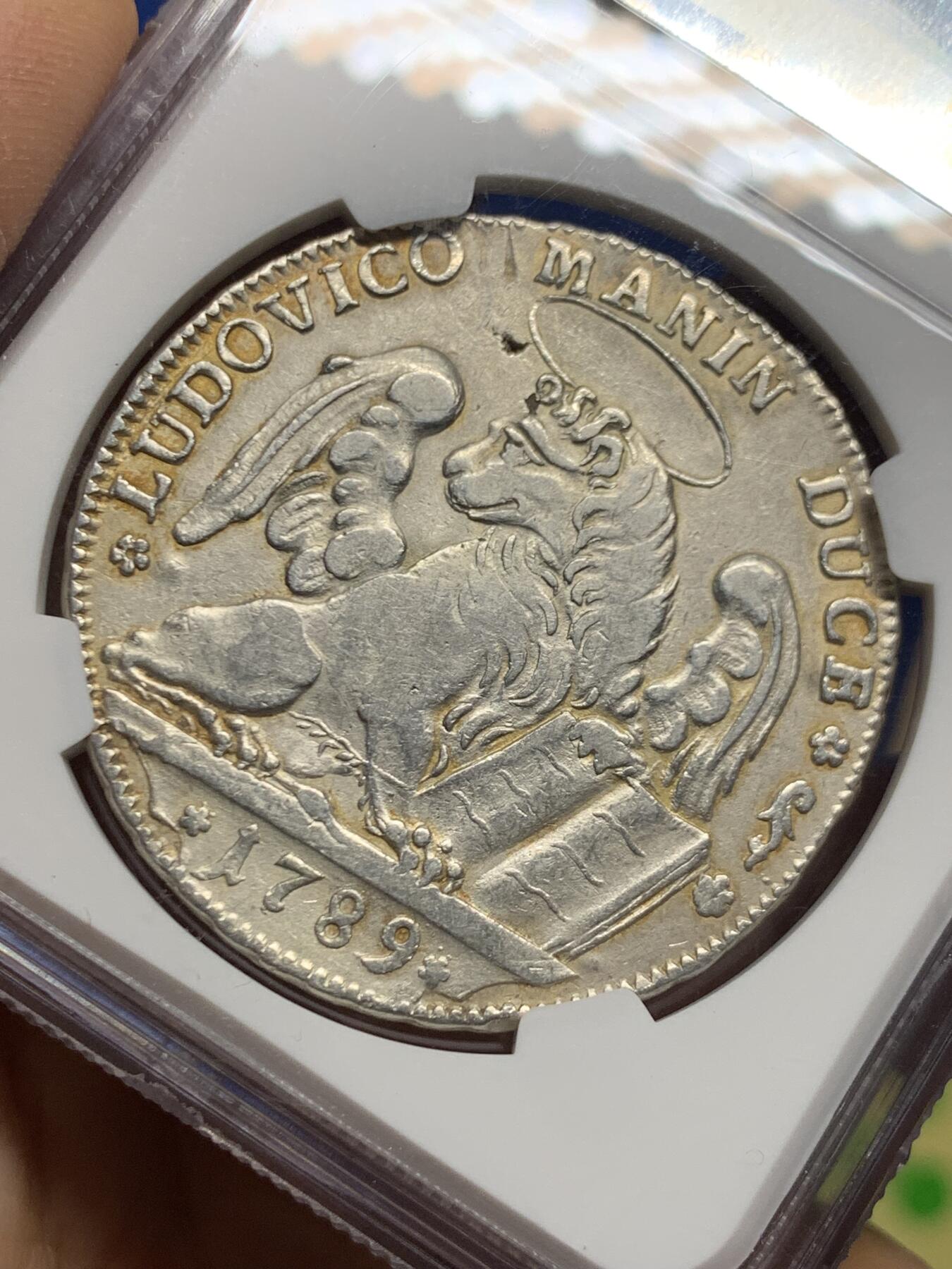 《竞宝斋》第463-465场 周日，周一，周二，3场连拍 （全场包邮）欢迎送拍 NGC XFD 意大利 威尼斯 1789年 1泰勒 银币 经典的飞狮大银币 人像面9点钟方向应是验银痕 背面应是验银戳 细节不错 稀少品种