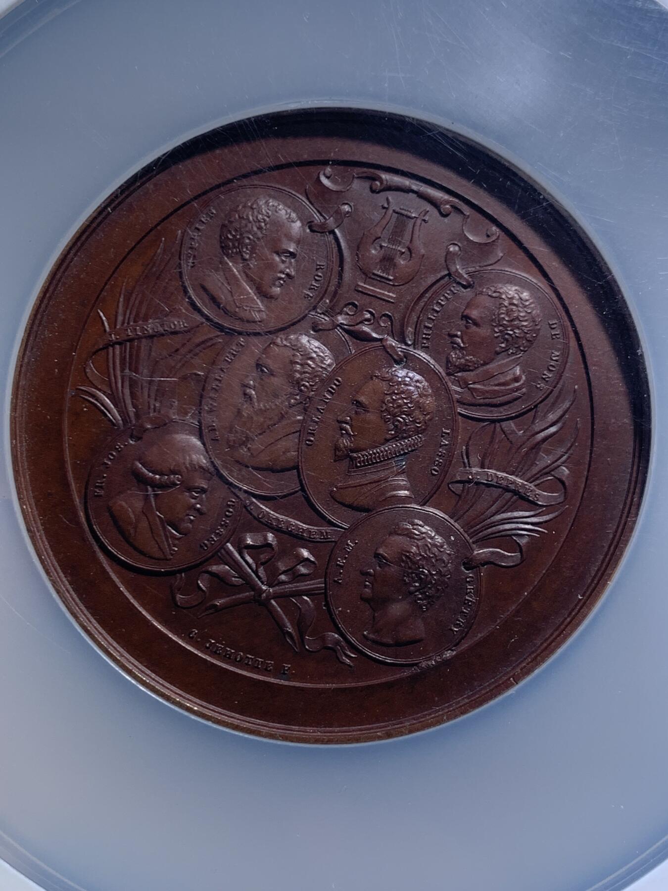 《竞宝斋》第463-465场 周日，周一，周二，3场连拍 （全场包邮）欢迎送拍 NGC MS66BN 比利时利奥波德二世的君主世系群像大铜章，老盒严评，大尺寸铜章，约108克，红棕色包浆状态极佳。正面为利奥波德二世侧像，背面为历代比利时君主肖像，打制细节极好。超大盒封装，盒子边缘有磕，细节见图。