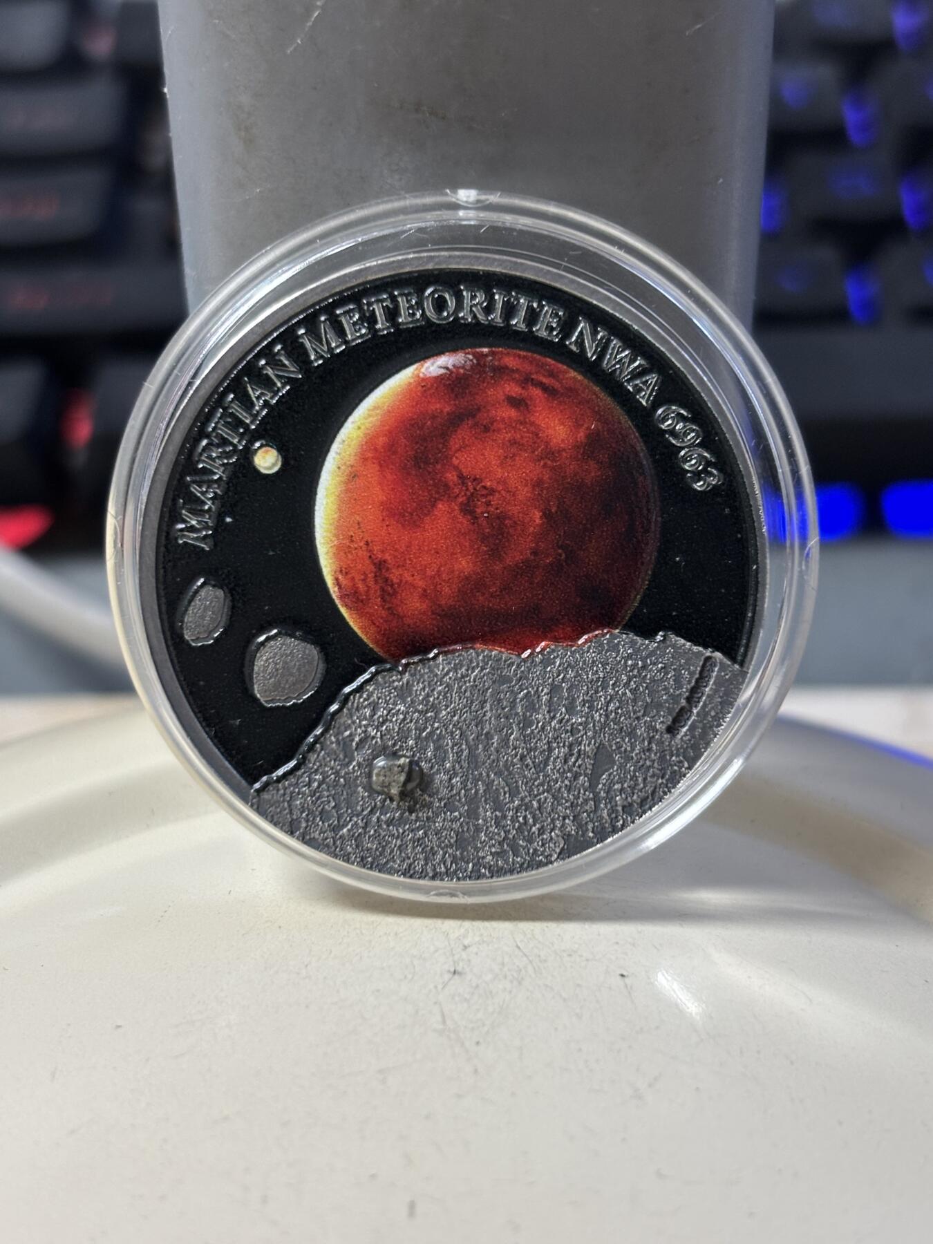 第190期拍卖 纽埃2016年镶嵌NWA6963火星陨石1盎司彩色纪念银币，999银，发行500枚