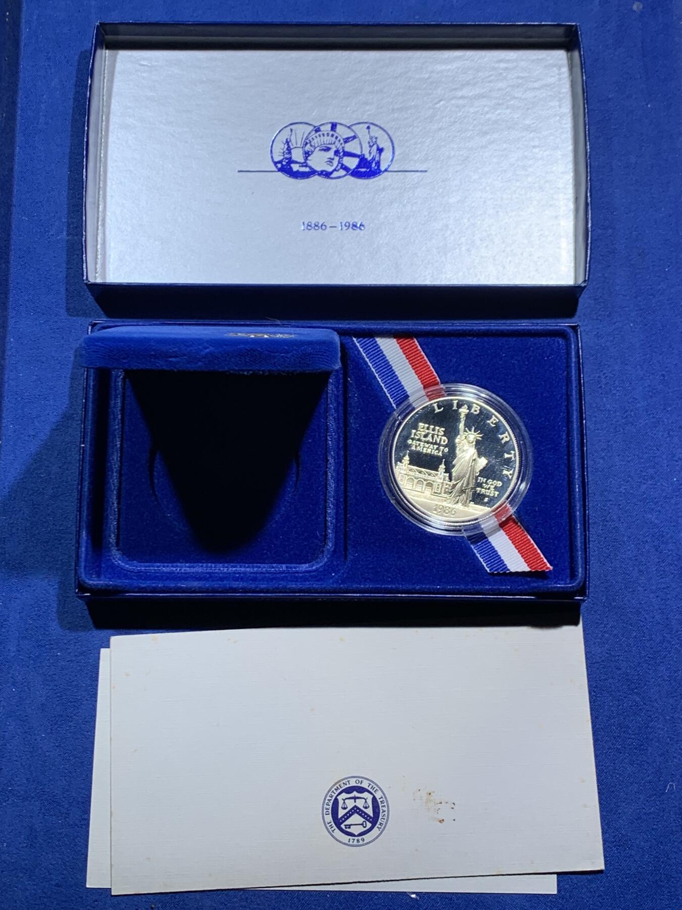 《竞宝斋》第463-465场 周日，周一，周二，3场连拍 （全场包邮）欢迎送拍 1986年美国1美元精制银币 自由女神像 26.73克900银 盒证全