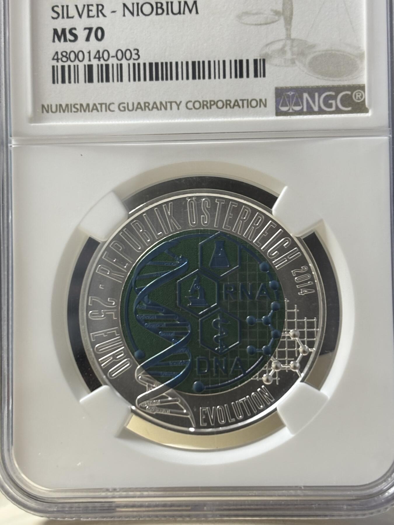 第190期拍卖 获奖奥地利2014进化论铌银镶双色纪念币NGCMS70，900银998铌，重量:10克和7.15克，发行：65000枚