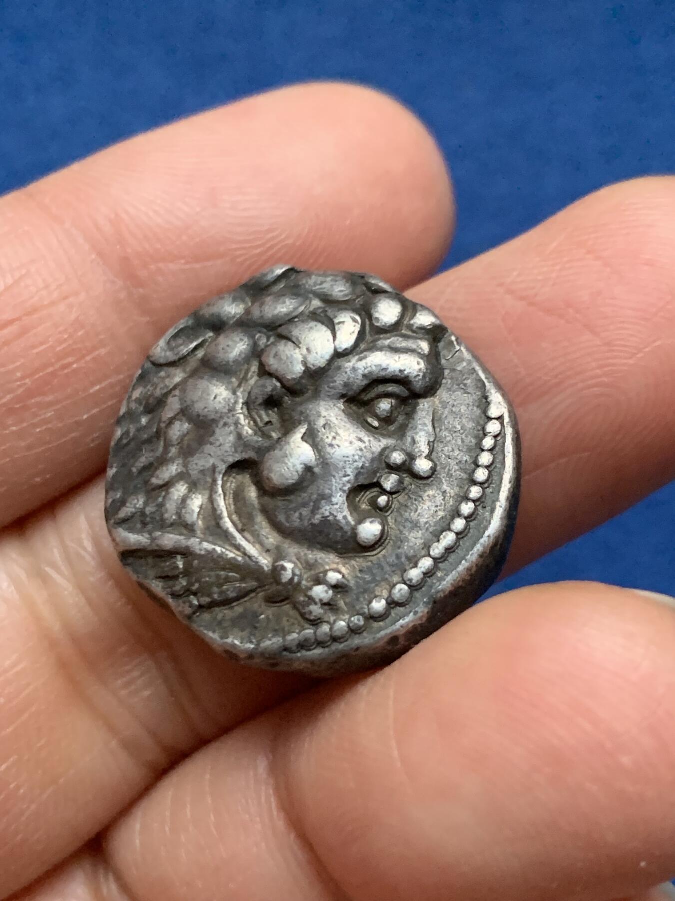 《竞宝斋》第463-465场 周日，周一，周二，3场连拍 （全场包邮）欢迎送拍 炫彩少见 亚历山大型四德拉克马托勒密一世·索特 古希腊公元前317/6年，推罗铸。为托勒密一世.索特(PtolemyISoter)在亚历山大大帝死后担任埃及总督时期所发行，地点为腓尼基的推罗城(Tyre)。正面为赫拉克勒斯头像，头戴象征英雄身份的狮皮;背面为雷神宙斯端坐，左手持权杖，右手托鹰。17.05g，21.9mm