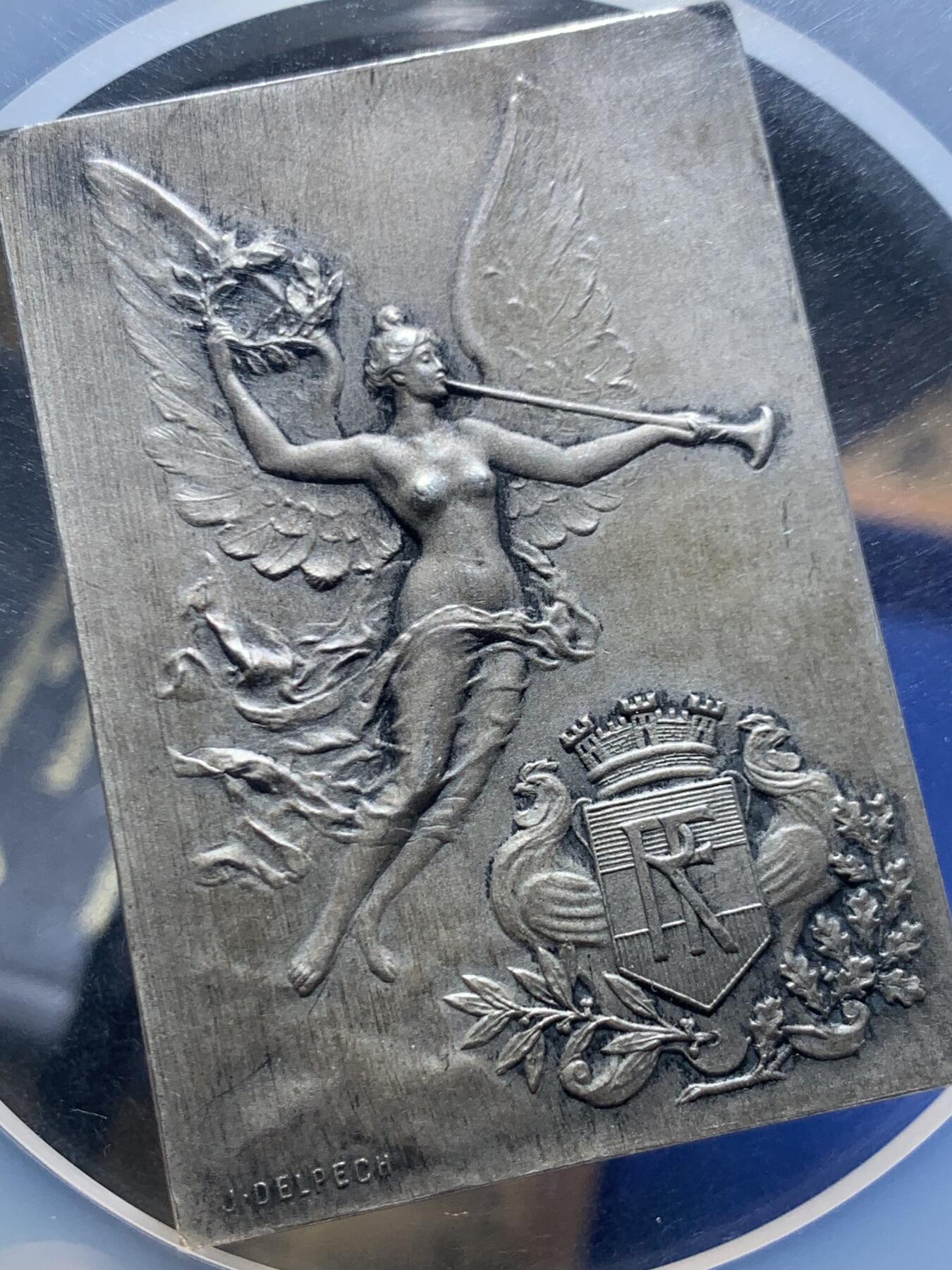 《竞宝斋》第463-465场 周日，周一，周二，3场连拍 （全场包邮）欢迎送拍 NGC MS62 法国胜利女神银章 自由与胜利的号角 雕刻翼状胜利女神形象，手持月桂花环与号角，寓意荣耀与胜利。方型银章，NGC加大盒封装。