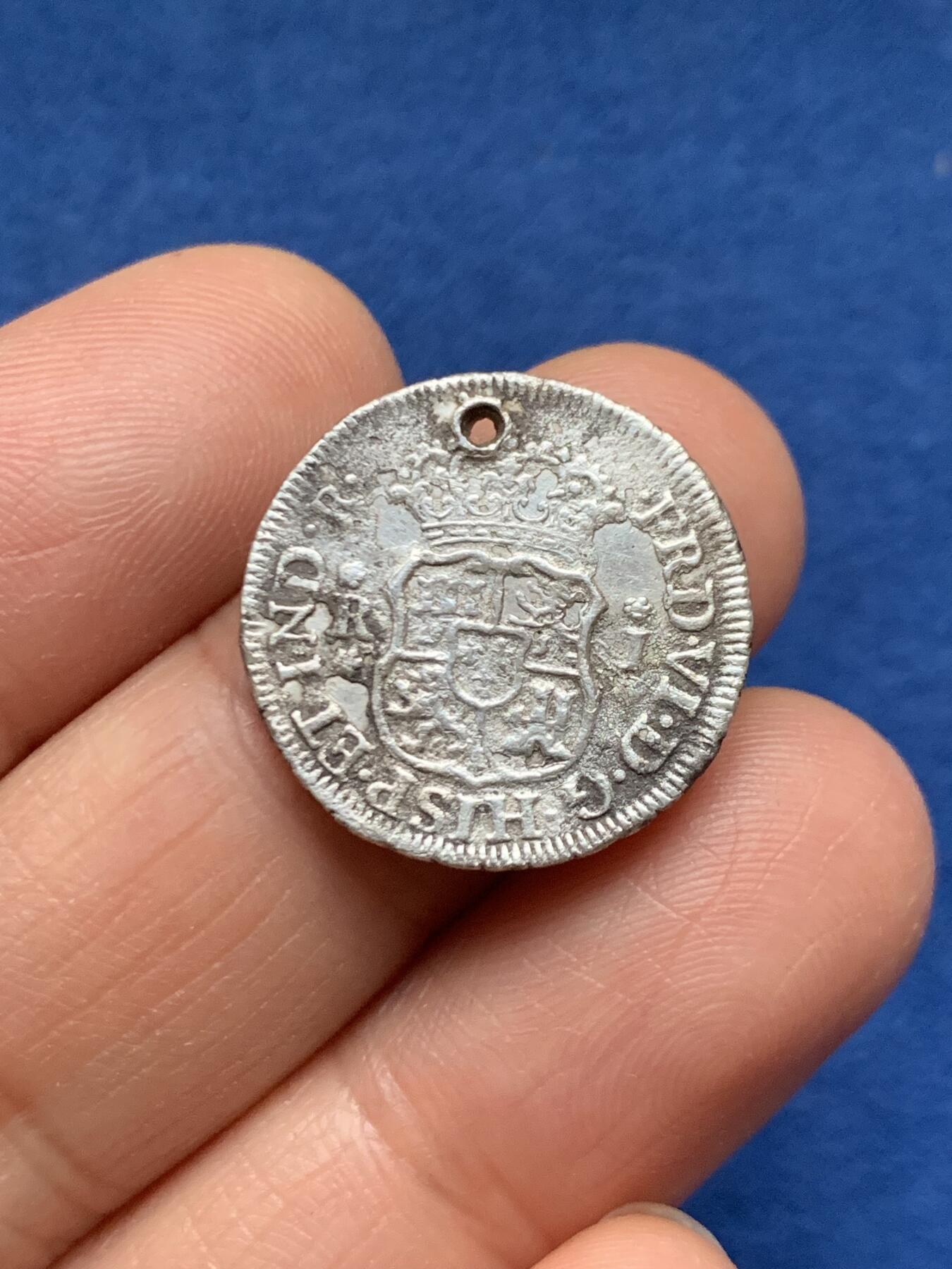 《竞宝斋》第463-465场 周日，周一，周二，3场连拍 （全场包邮）欢迎送拍 两枚一组 西属玻利维亚1767首年版2里亚尔地球双柱，有腐蚀，书价极高；西属秘鲁1754年1里亚尔地球双柱，有孔