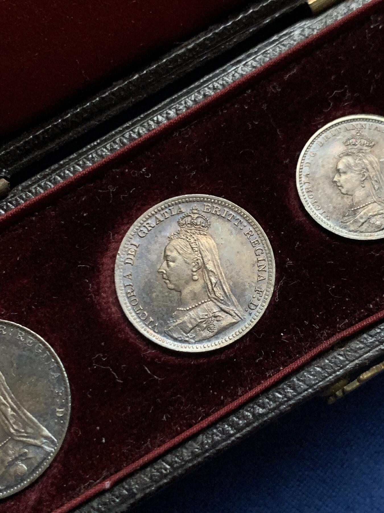 《竞宝斋》第463-465场 周日，周一，周二，3场连拍 （全场包邮）欢迎送拍 英国1891年维多利亚女皇高冠濯足节套币，状态很美，包浆漂亮，带原始盒