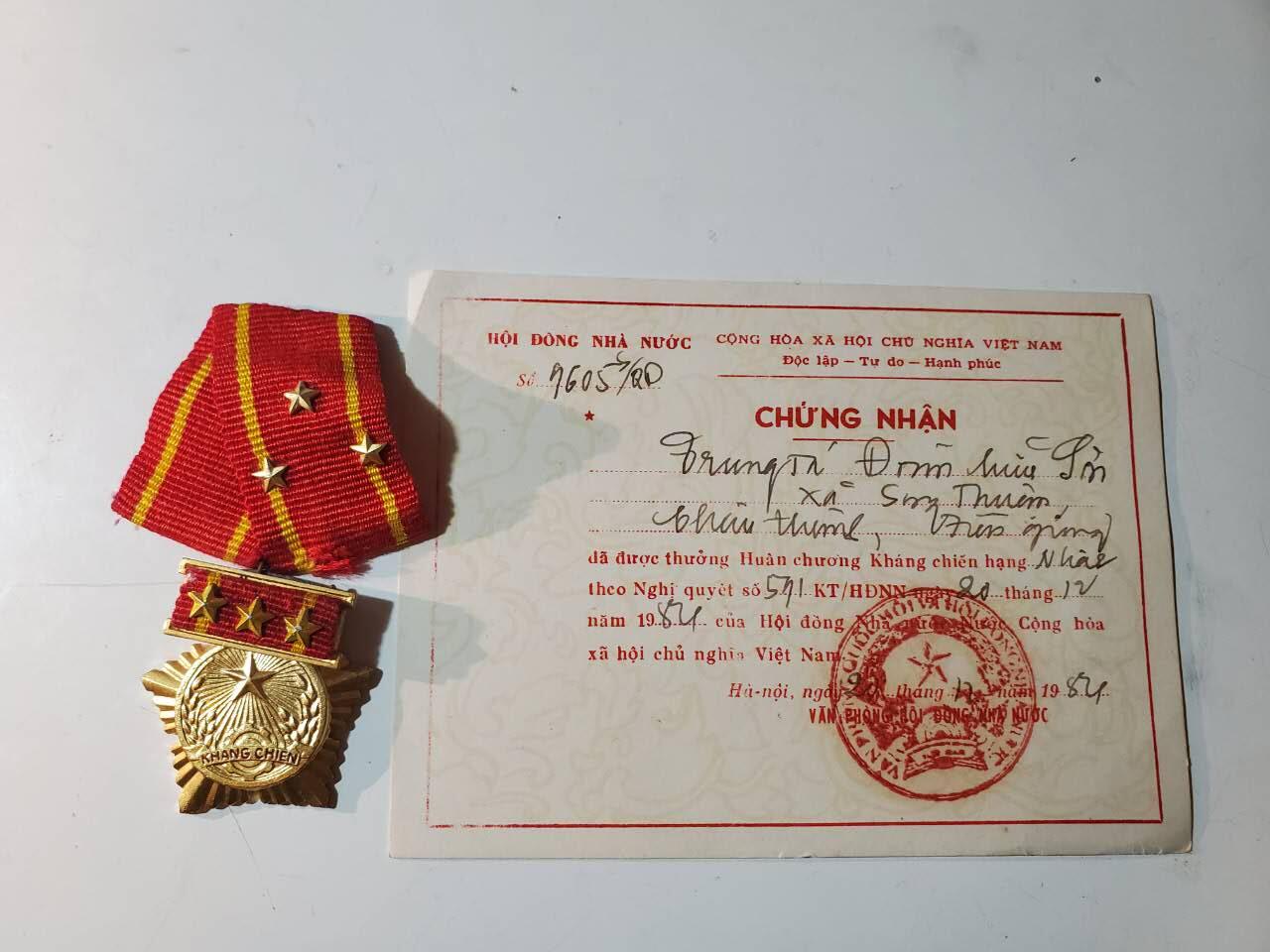 韵星假日军品类拍卖第三十九期暨默多克中校夫妇专场 -- Rimey Holidays Militaria Auction 39 & The Modoks Collection  越南社会主义共和国一级抗战勋章带证略 实发一套 抗美事迹 品相非常好