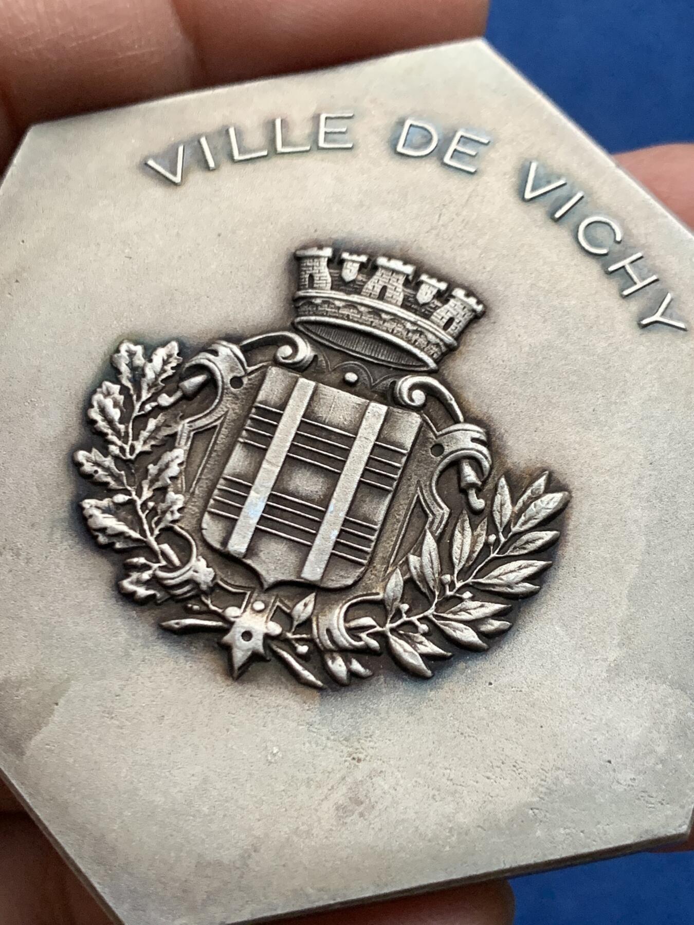 《竞宝斋》第463-465场 周日，周一，周二，3场连拍 （全场包邮）欢迎送拍 法国著名的山泉小镇维希市城市镀银铜章，雕刻画面是著名的古典油画《泉》。无边铭，直径61mm，重量98.2g，品相很美，带原盒