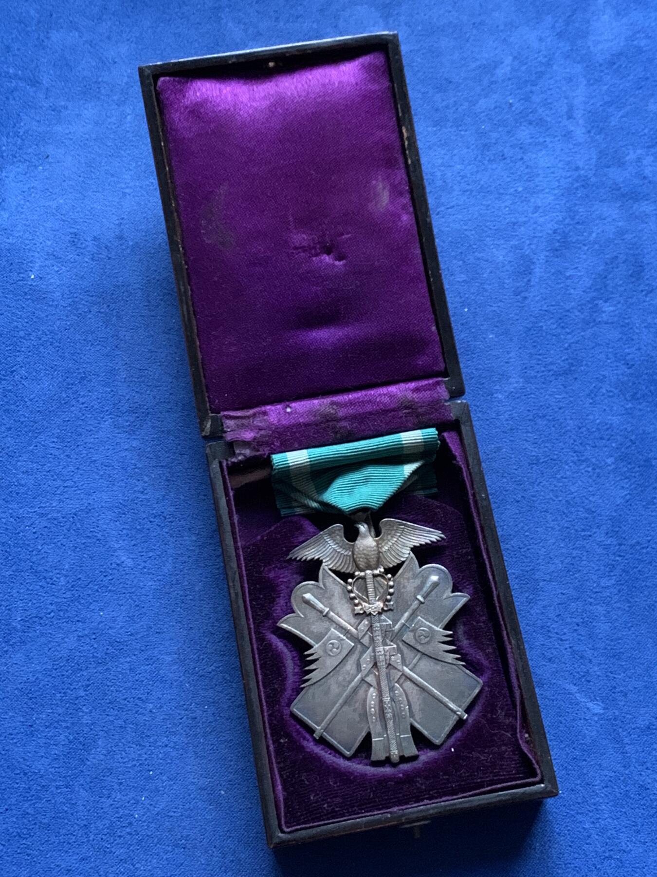 《竞宝斋》第463-465场 周日，周一，周二，3场连拍 （全场包邮）欢迎送拍 日本七等金瓯勋章，银质，重约37.4g