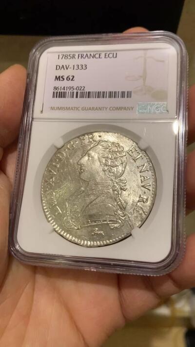 《竞宝斋》第463-465场 周日，周一，周二，3场连拍 （全场包邮）欢迎送拍 唯一冠军分 NGC MS62 法国1785R路易十六埃居 R少见小厂奥尔良铸造 为PCGS及NGC的唯一MS评级记录。转光好打制清晰实属难得，值得收藏。