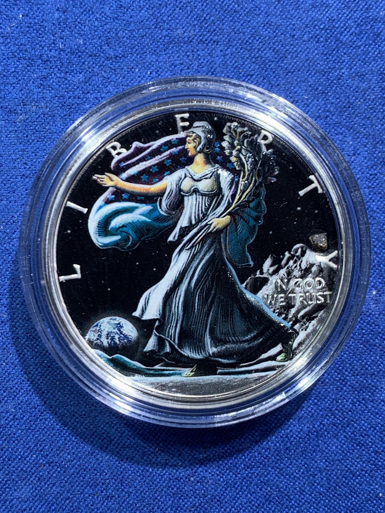 《竞宝斋》第463-465场 周日，周一，周二，3场连拍 （全场包邮）欢迎送拍 美国2016年1美元普制彩色镀白金银币 月球行走-自由女神（带0.2克陨石） 1盎司999银 发行量：1千 盒证全